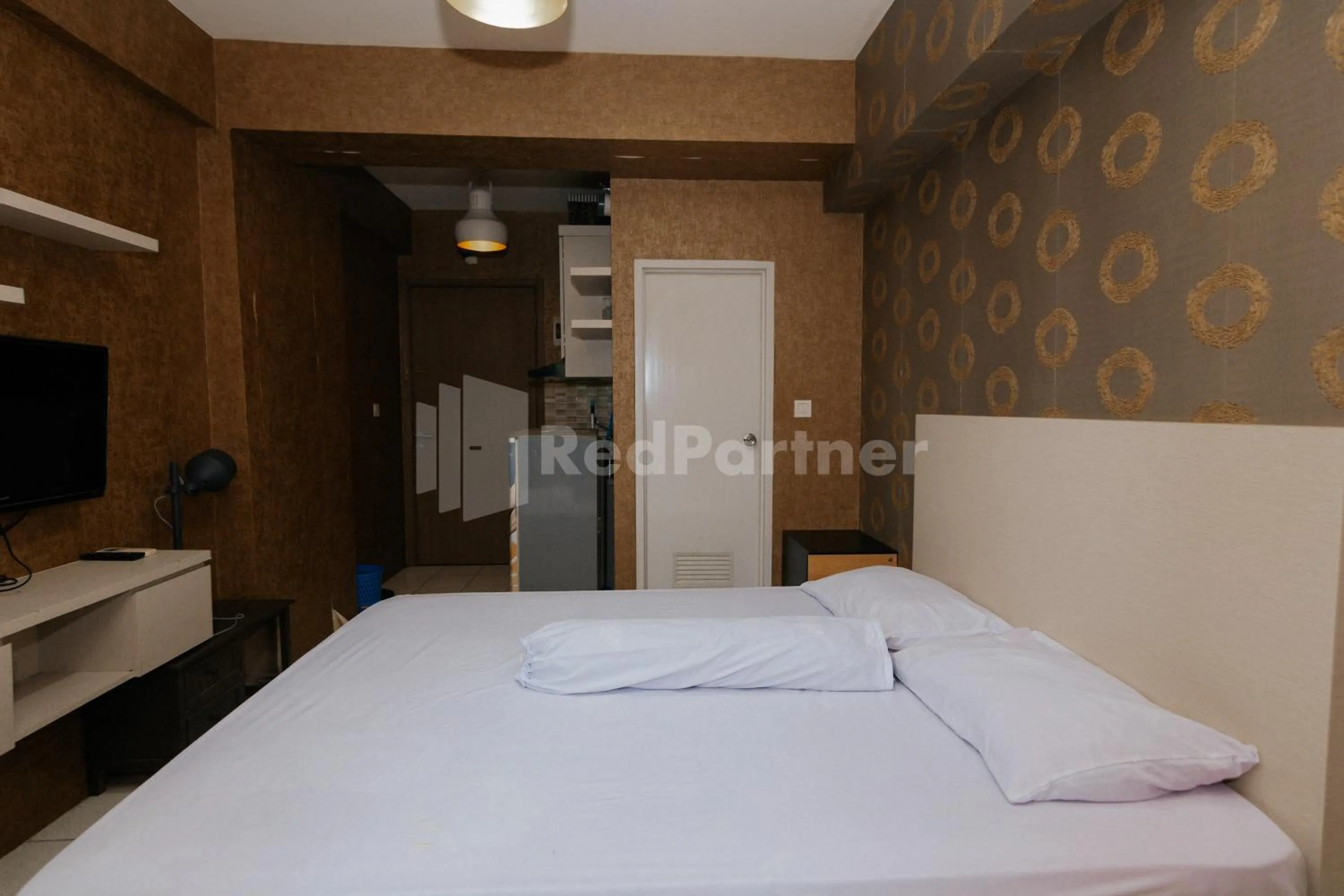 Bedroom, Bed in RedLiving Apartemen Podomoro Golf View - Queen Room Tower Dahoma