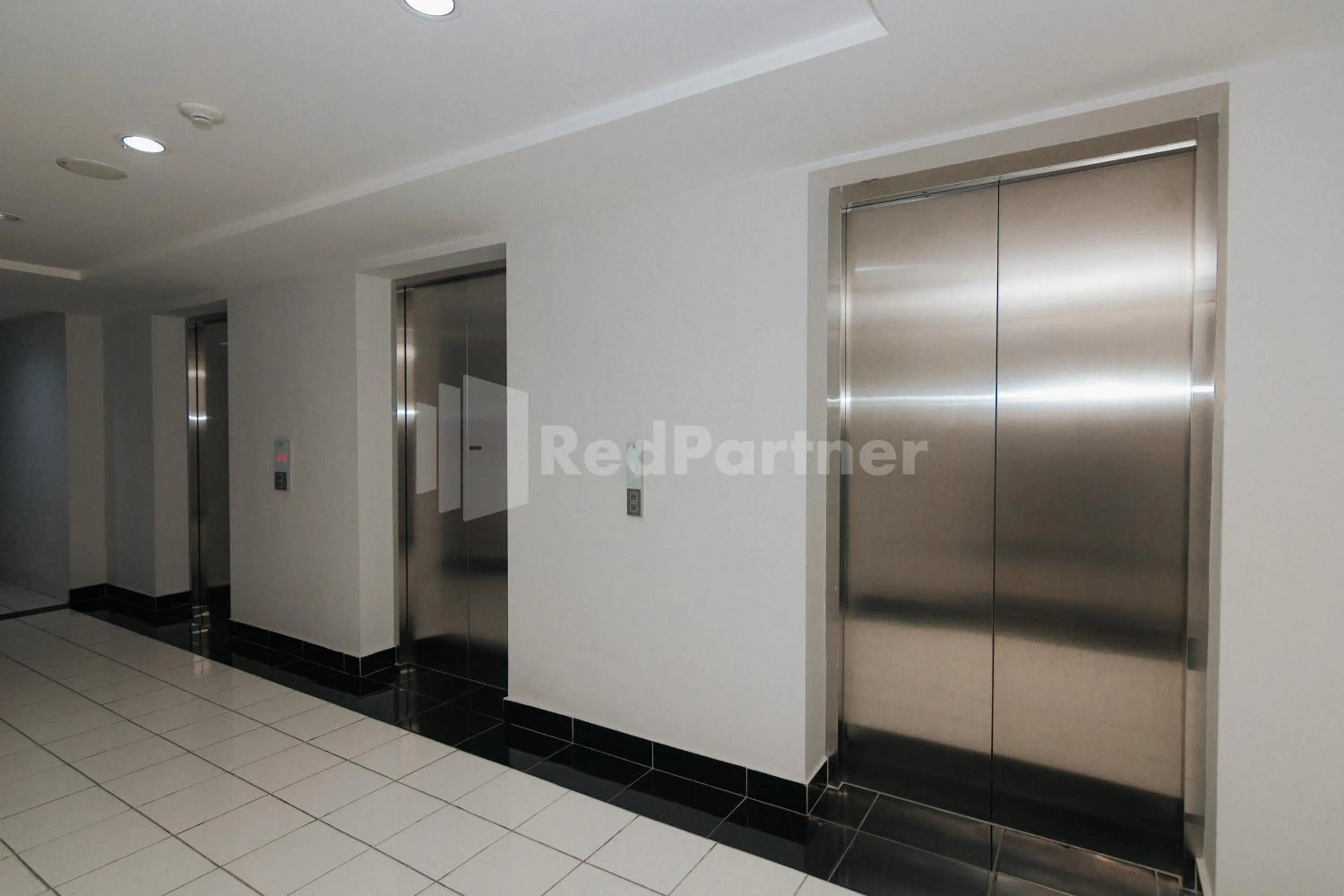 Property building in RedLiving Apartemen Podomoro Golf View - Queen Room Tower Dahoma