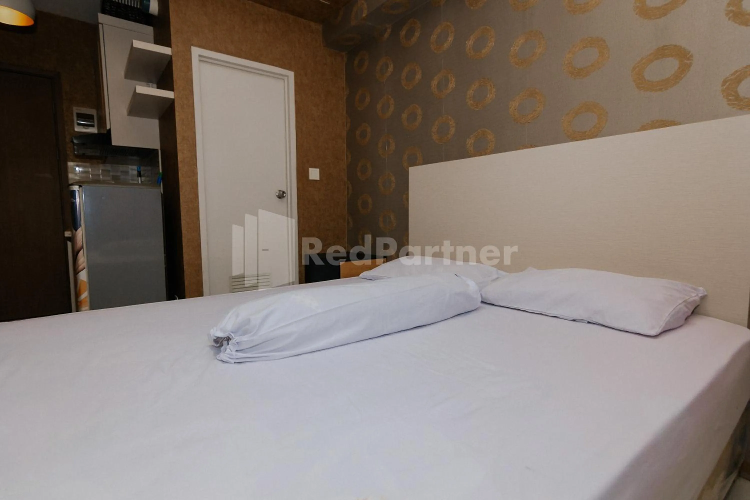 Bedroom, Bed in RedLiving Apartemen Podomoro Golf View - Queen Room Tower Dahoma