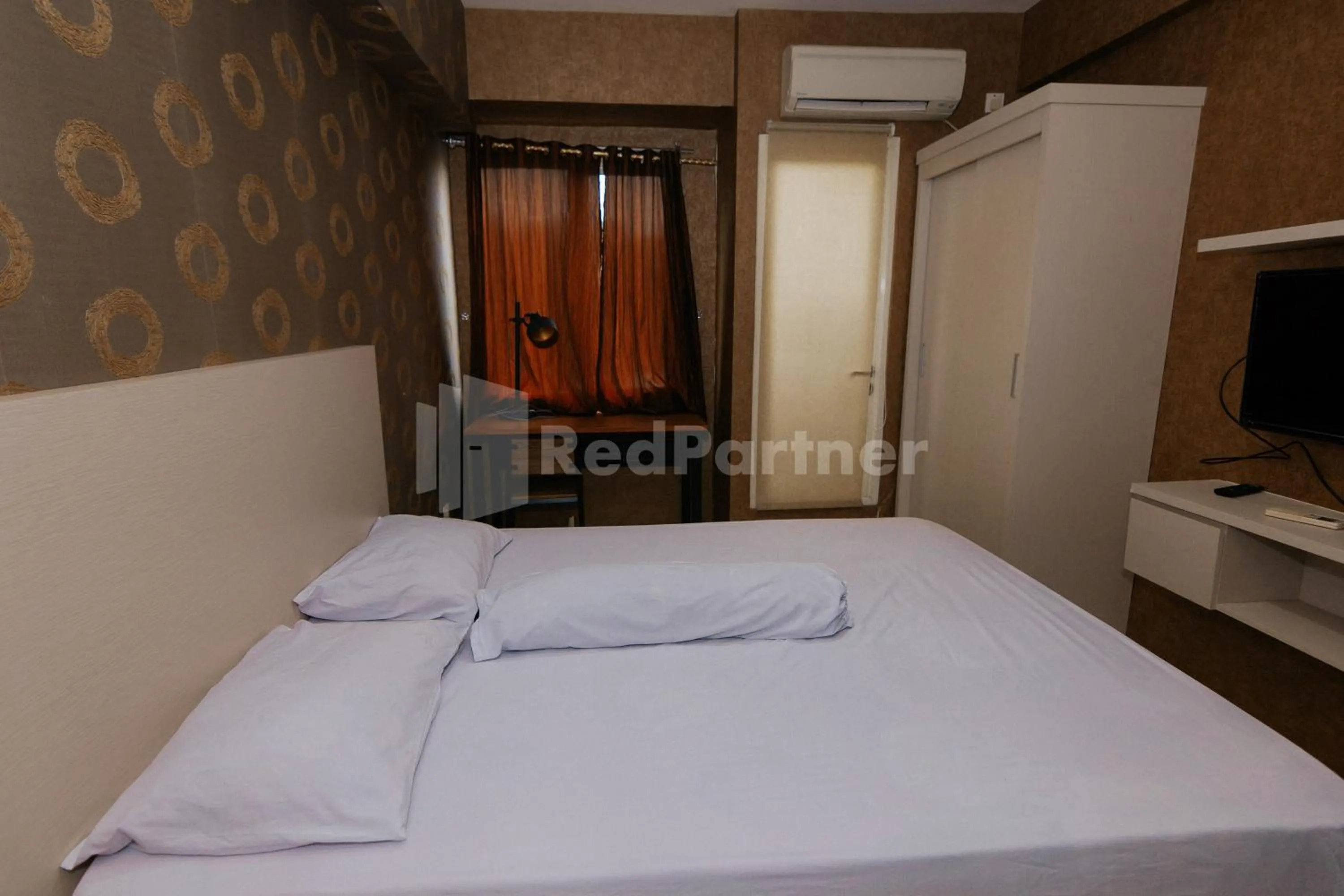 Bedroom, Bed in RedLiving Apartemen Podomoro Golf View - Queen Room Tower Dahoma