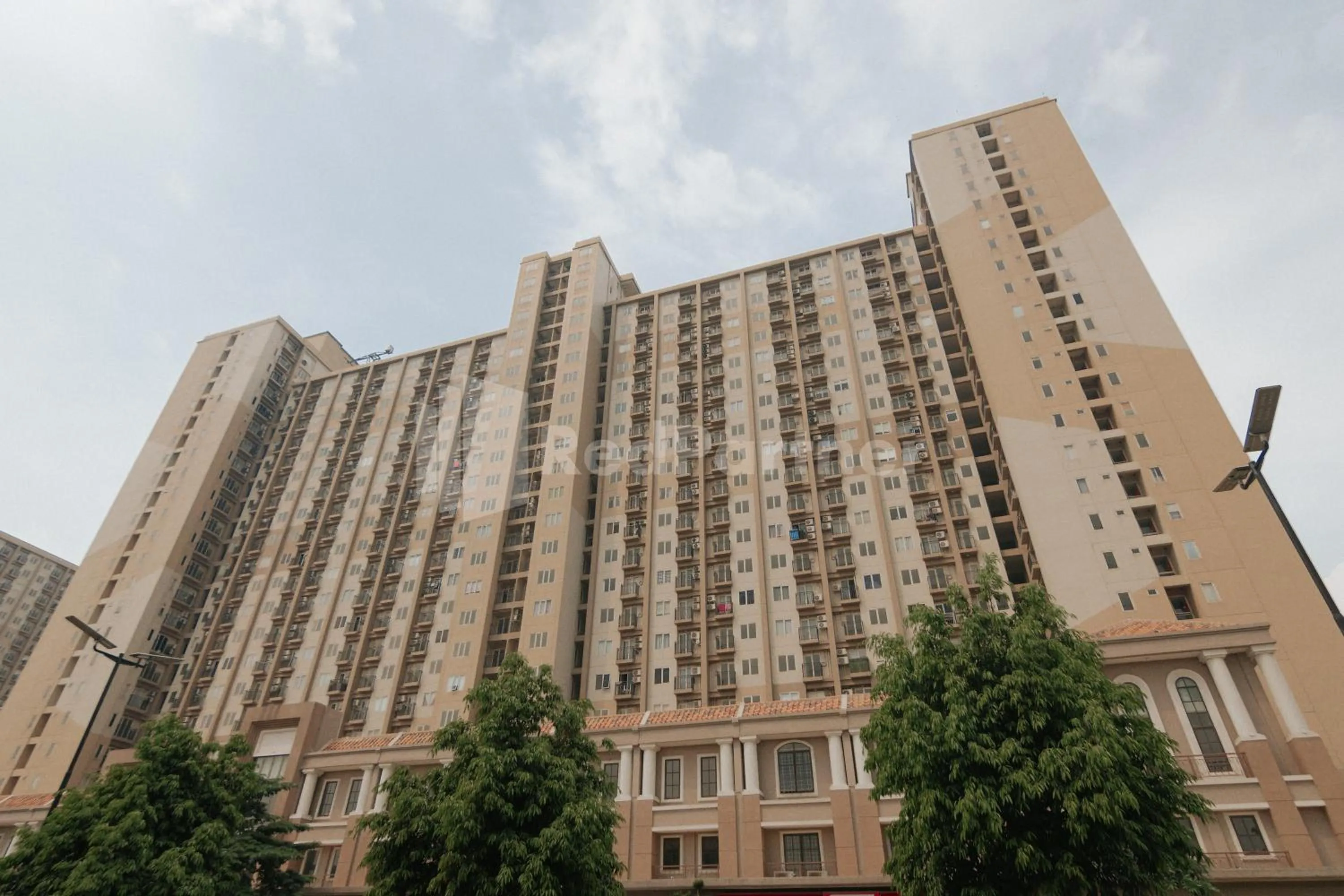 Property building in RedLiving Apartemen Podomoro Golf View - Queen Room Tower Dahoma