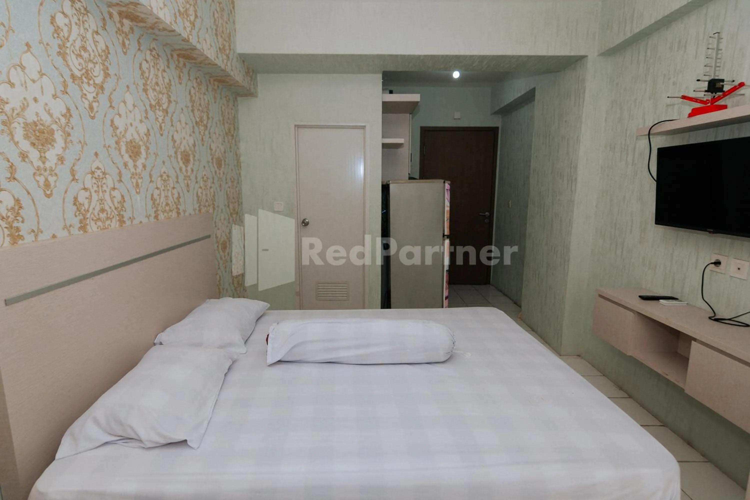 Bedroom, Bed in RedLiving Apartemen Podomoro Golf View - Queen Room Tower Dahoma