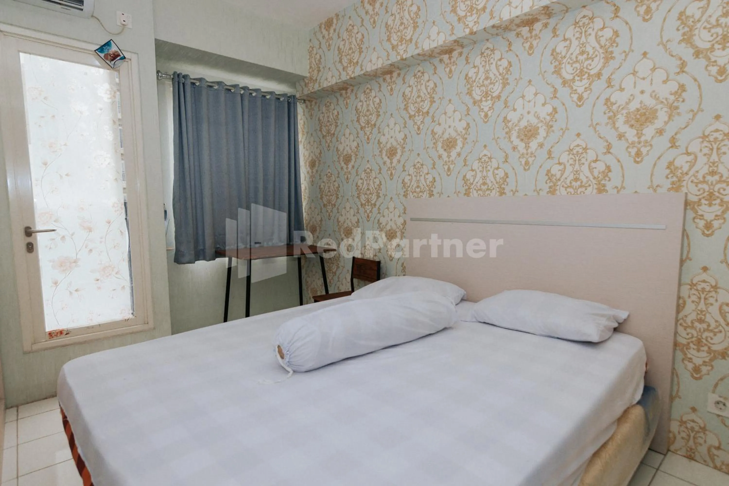 Bedroom, Bed in RedLiving Apartemen Podomoro Golf View - Queen Room Tower Dahoma