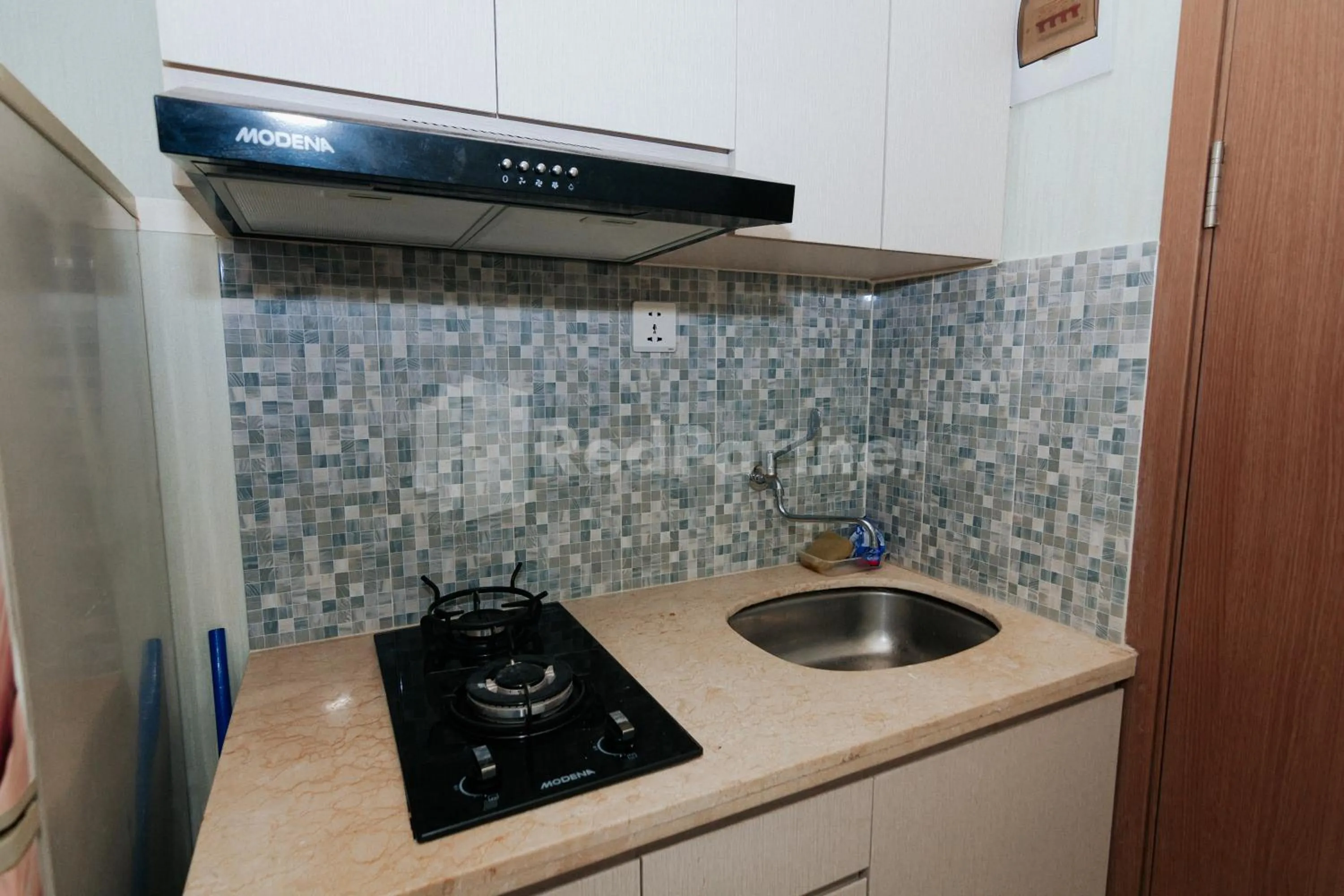 Kitchen or kitchenette in RedLiving Apartemen Podomoro Golf View - Queen Room Tower Dahoma