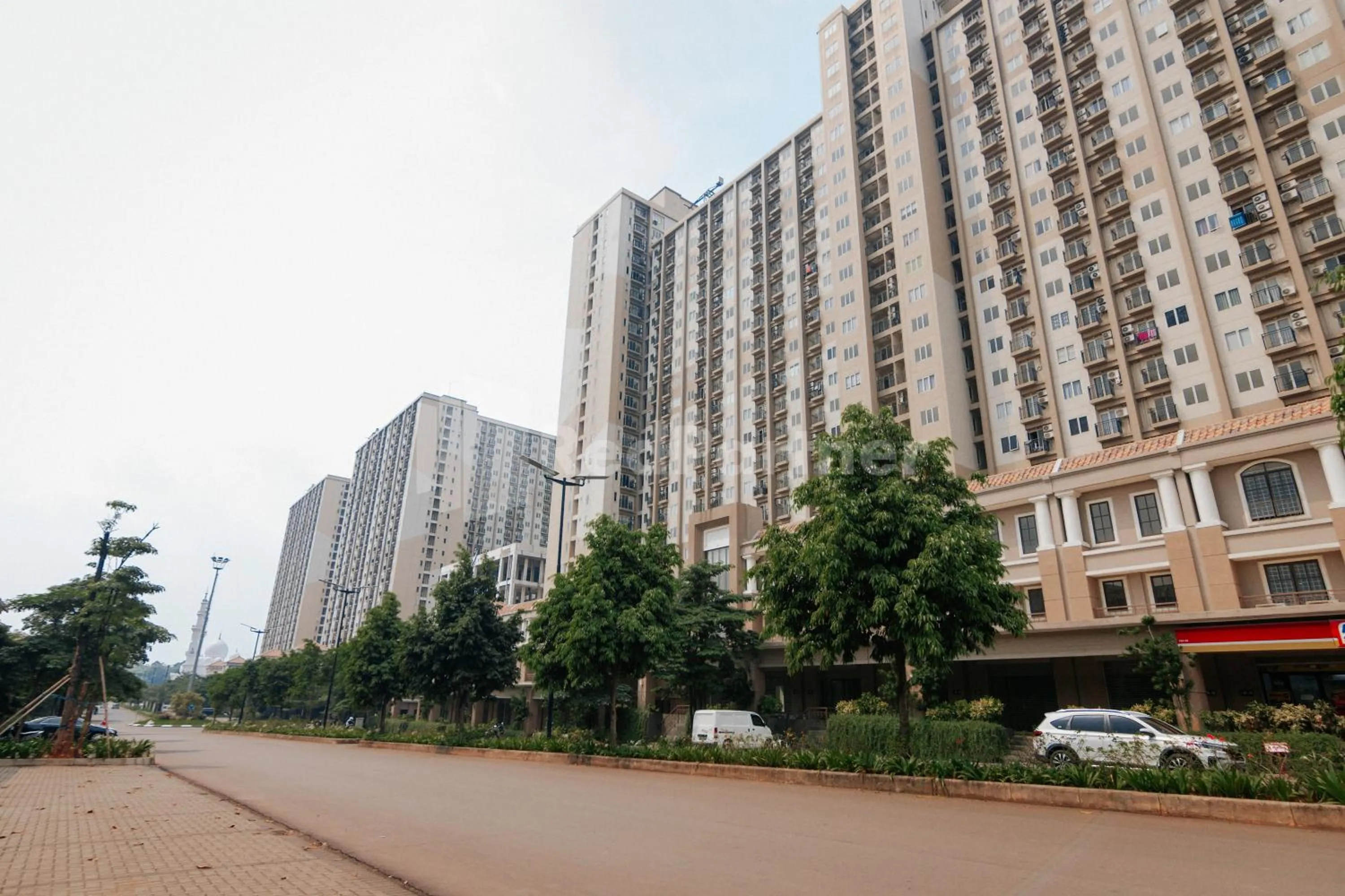 Property building in RedLiving Apartemen Podomoro Golf View - Queen Room Tower Dahoma