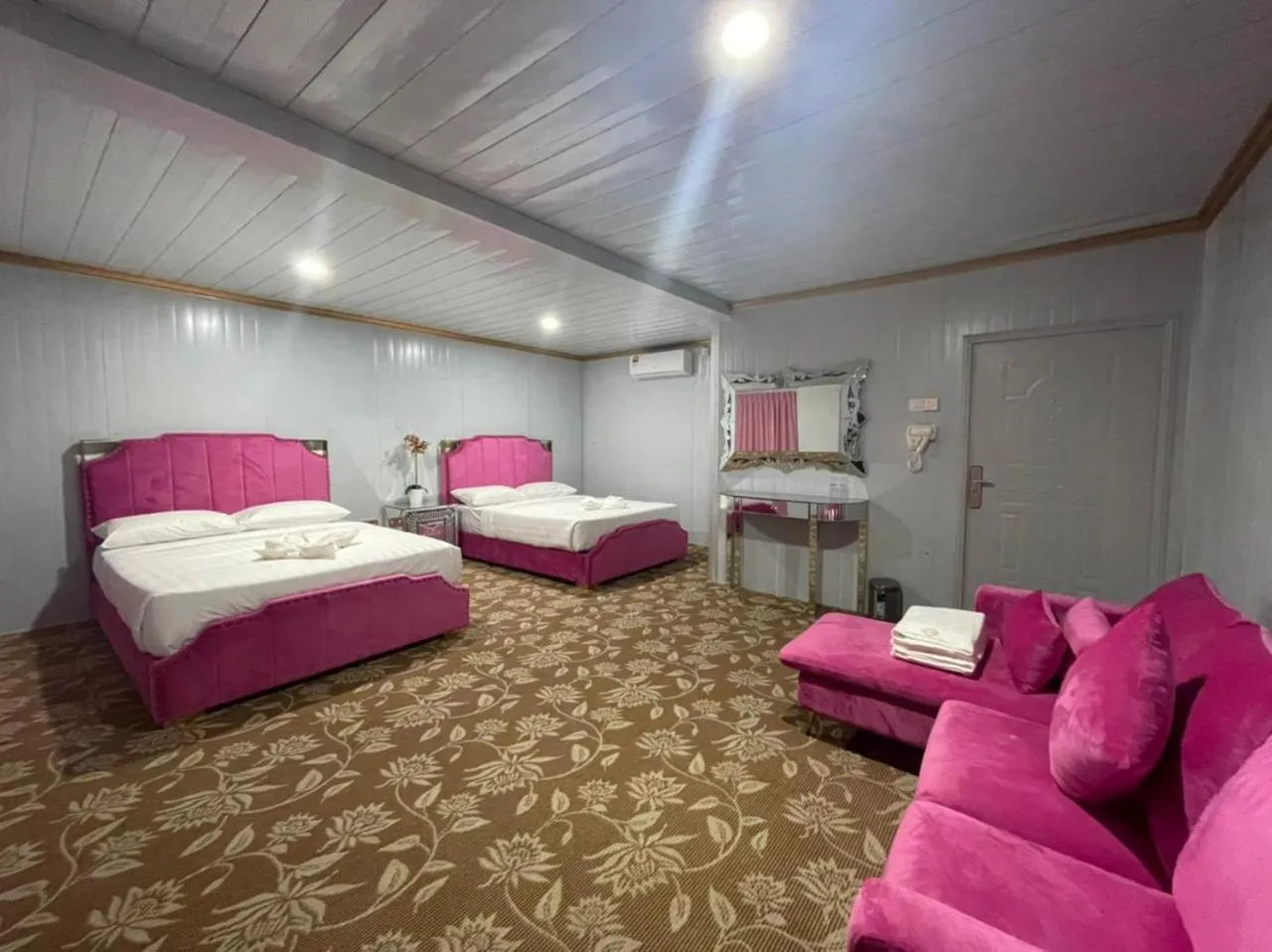 Bedroom, Bed in Awangan Palace