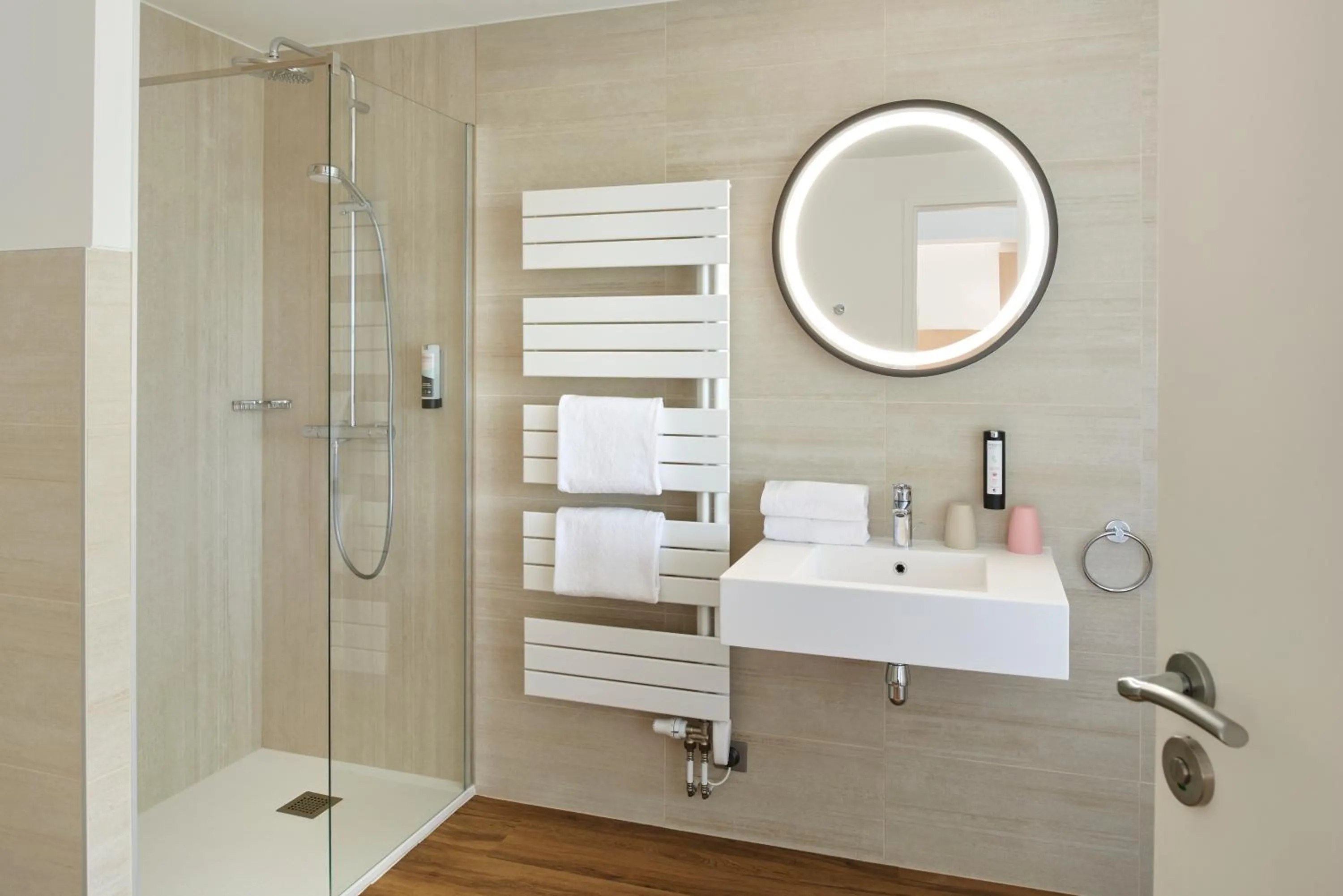 Shower in Les Maisons de Tatihou, The Originals Relais