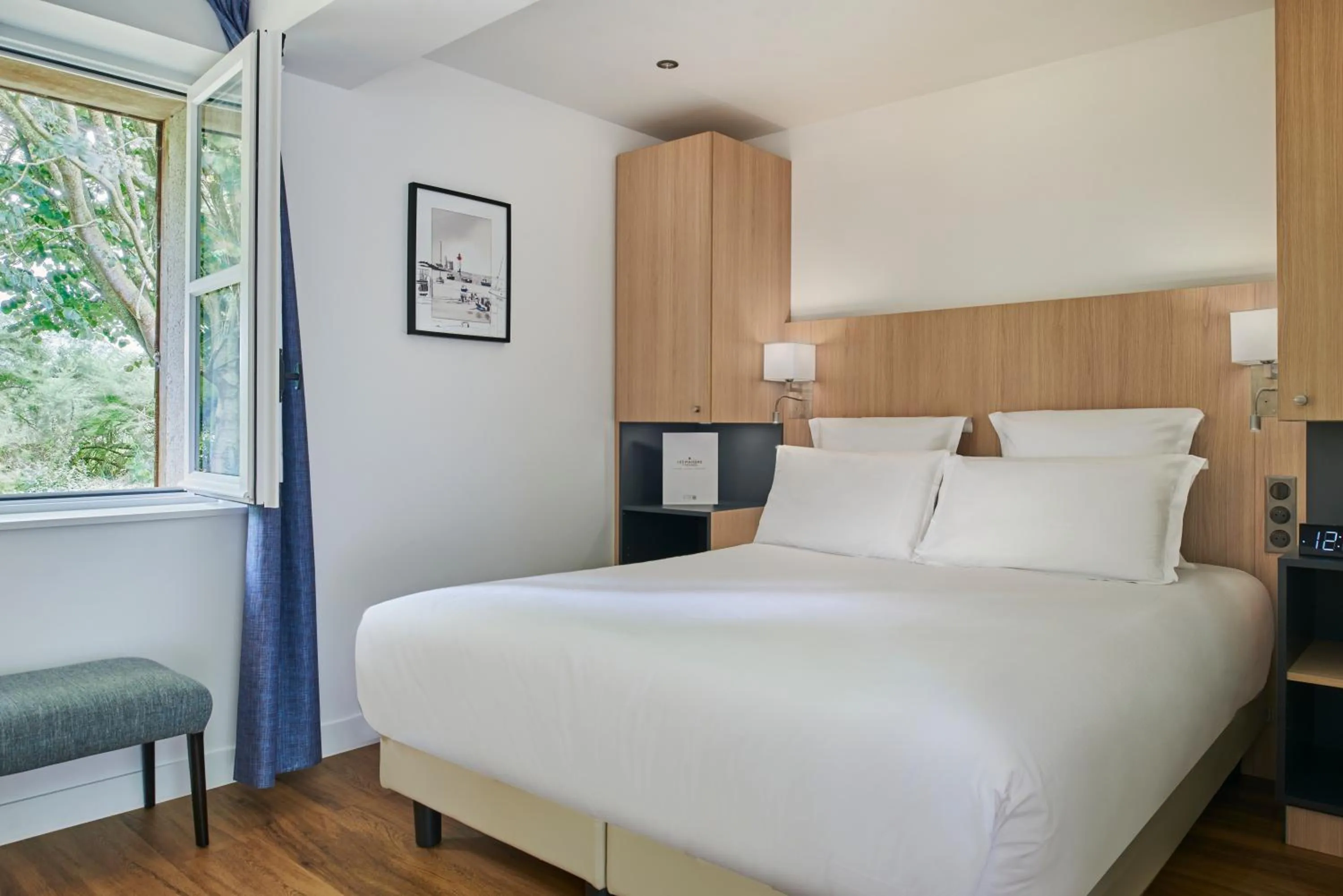 Bedroom, Bed in Les Maisons de Tatihou, The Originals Relais