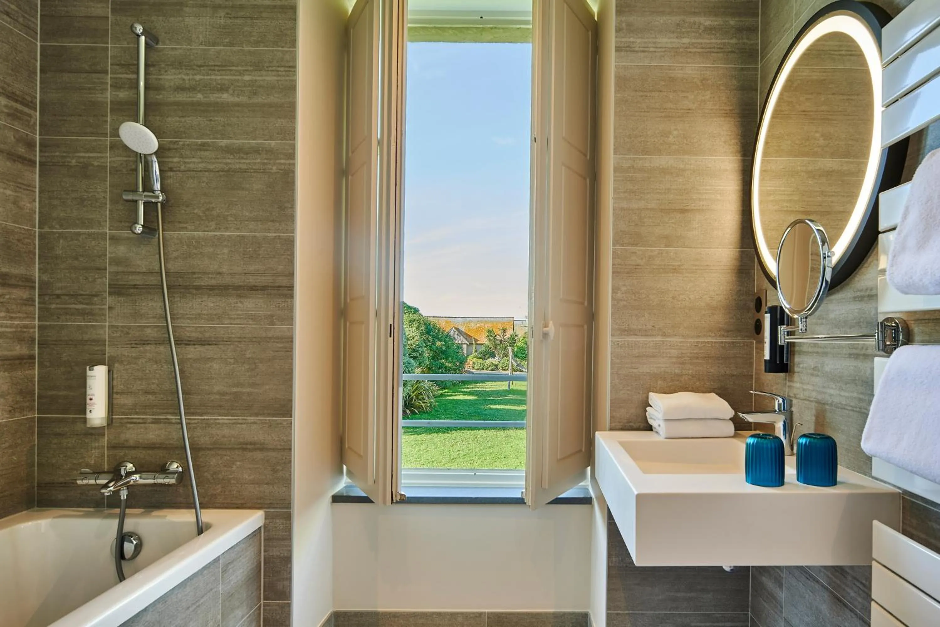 Shower in Les Maisons de Tatihou, The Originals Relais