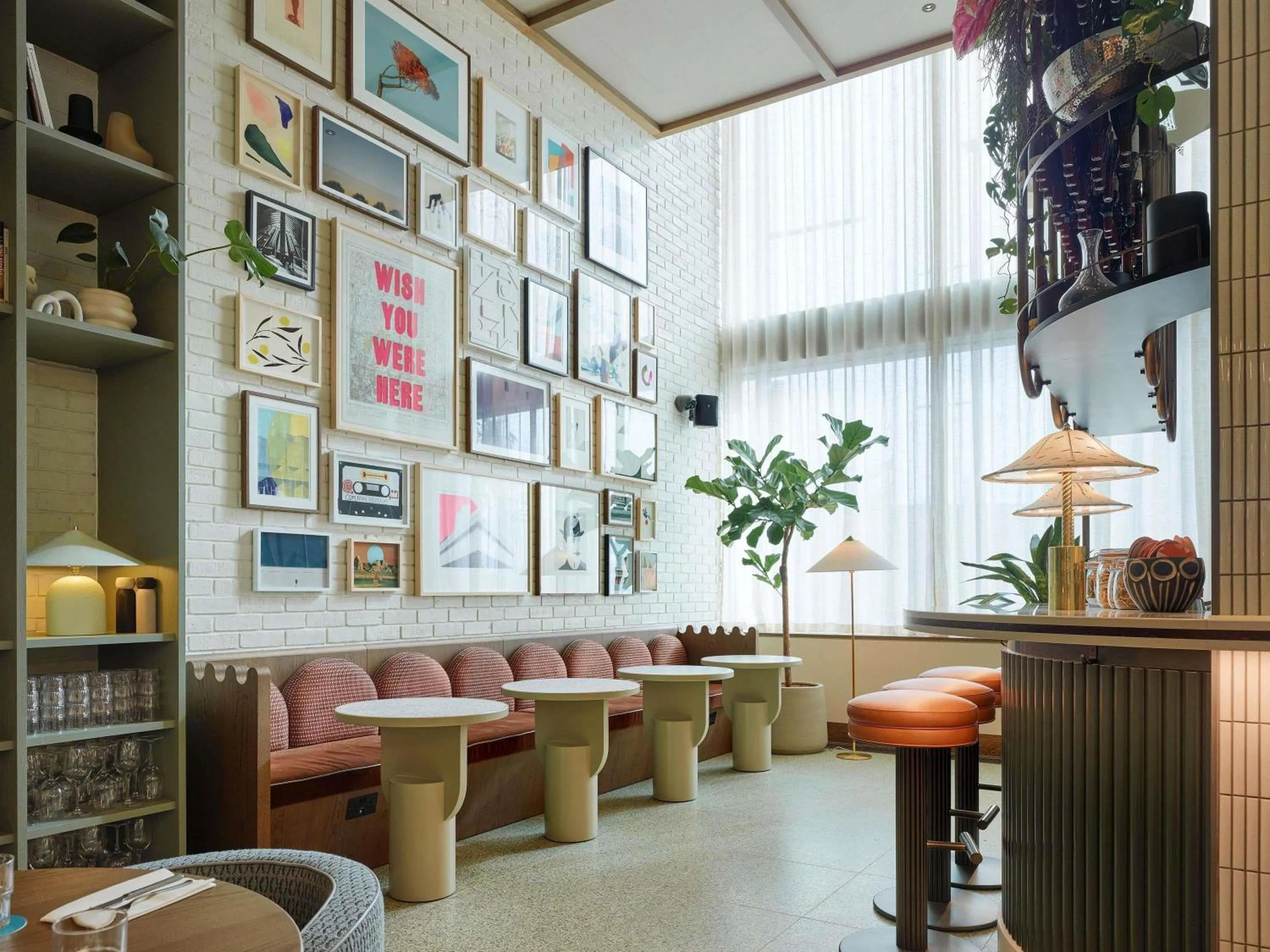 Lounge or bar in TRIBE London Canary Wharf