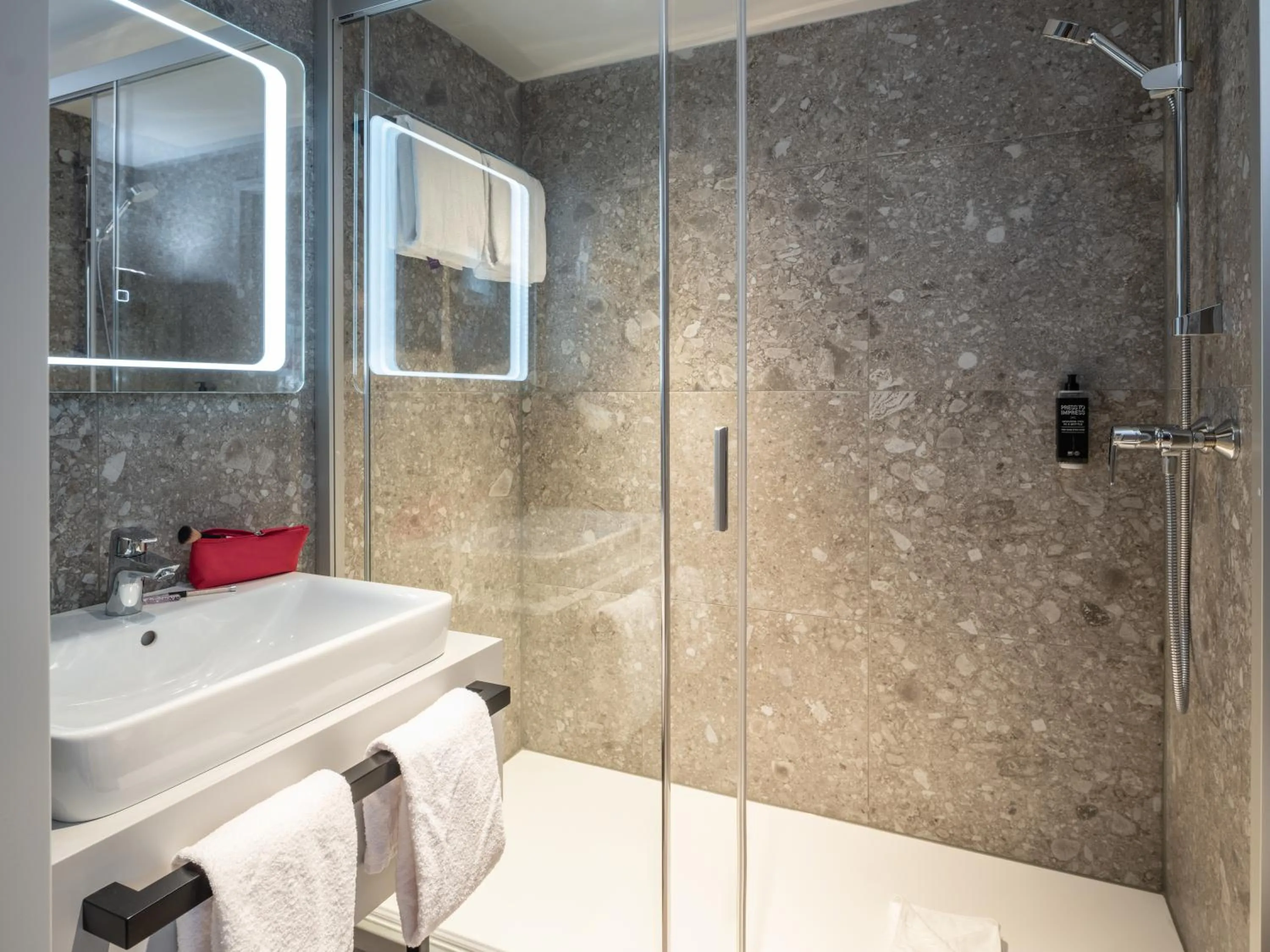 Shower in ibis Styles Graz Messe