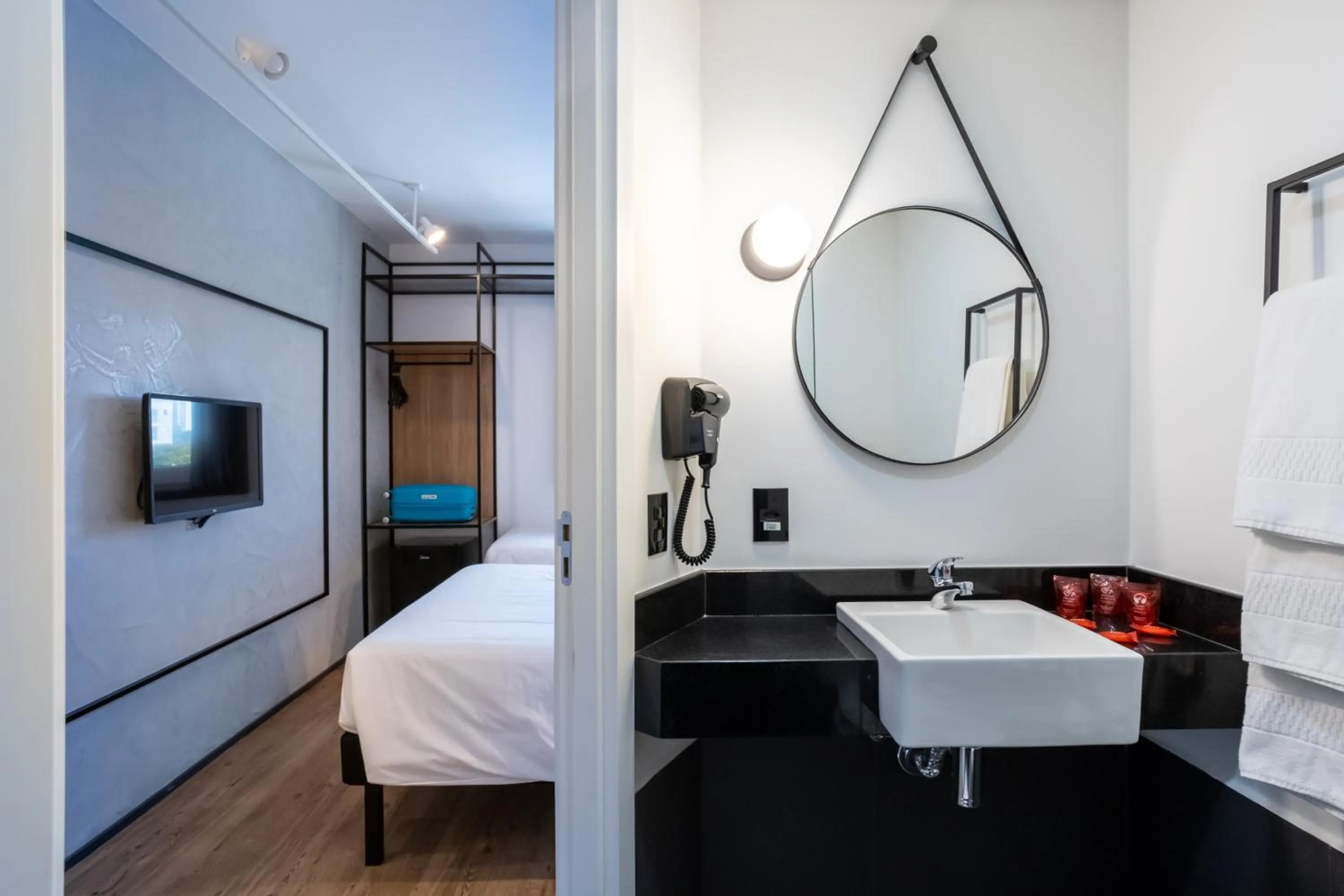 Bathroom, Bed in ibis Botucatu