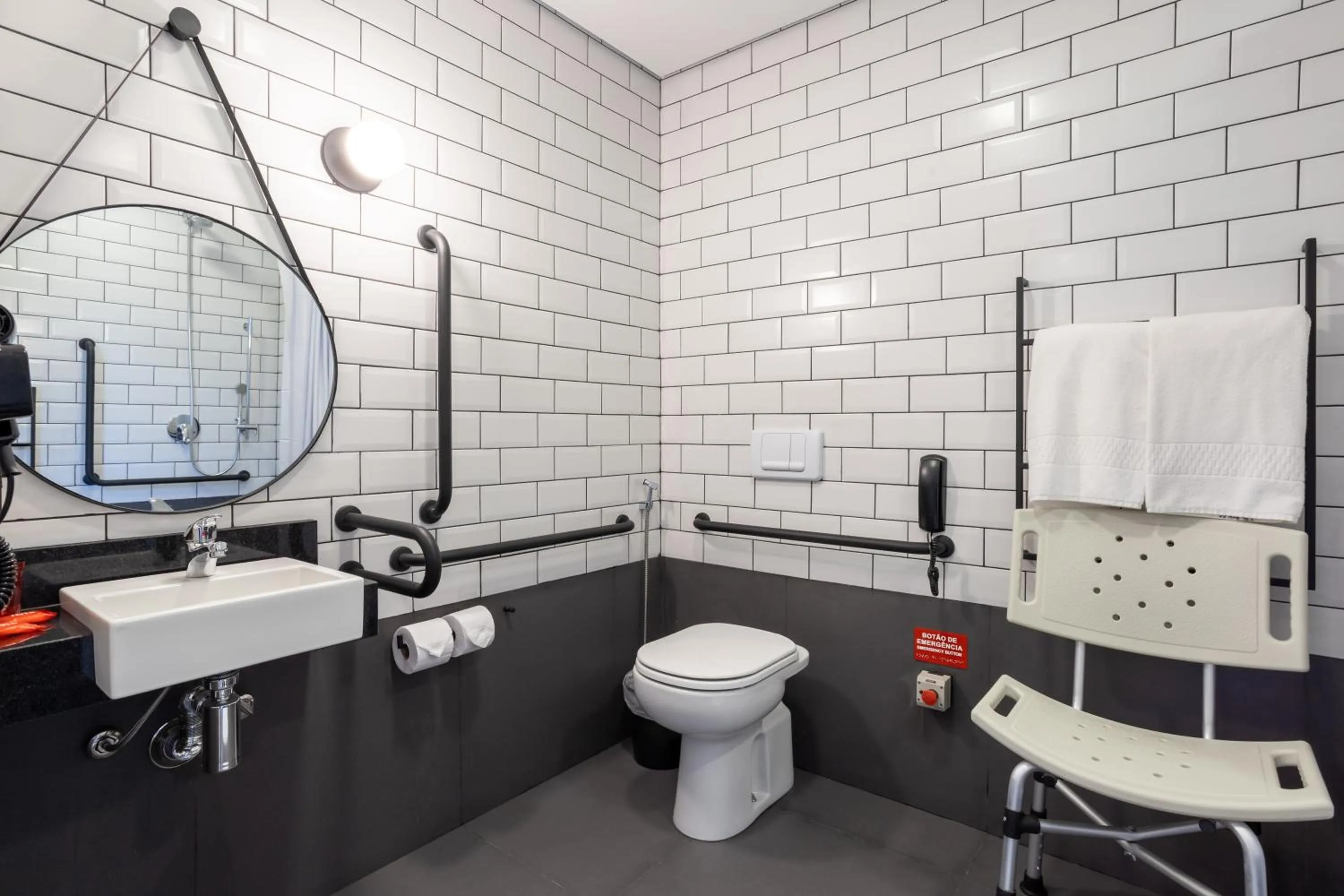 Bathroom in ibis Botucatu