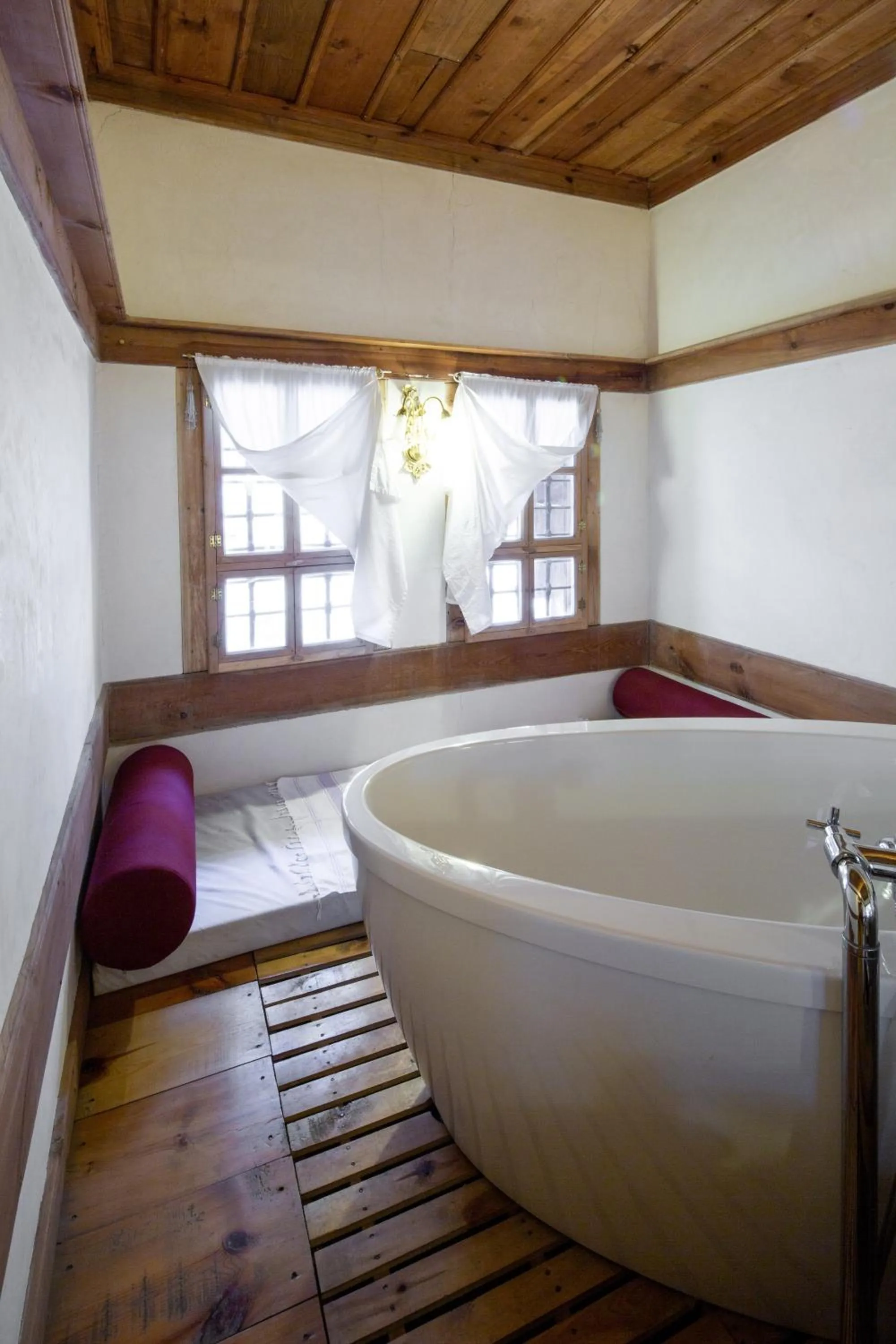 Hot Tub, Bed in Gulevi Safranbolu Heritage Hotel