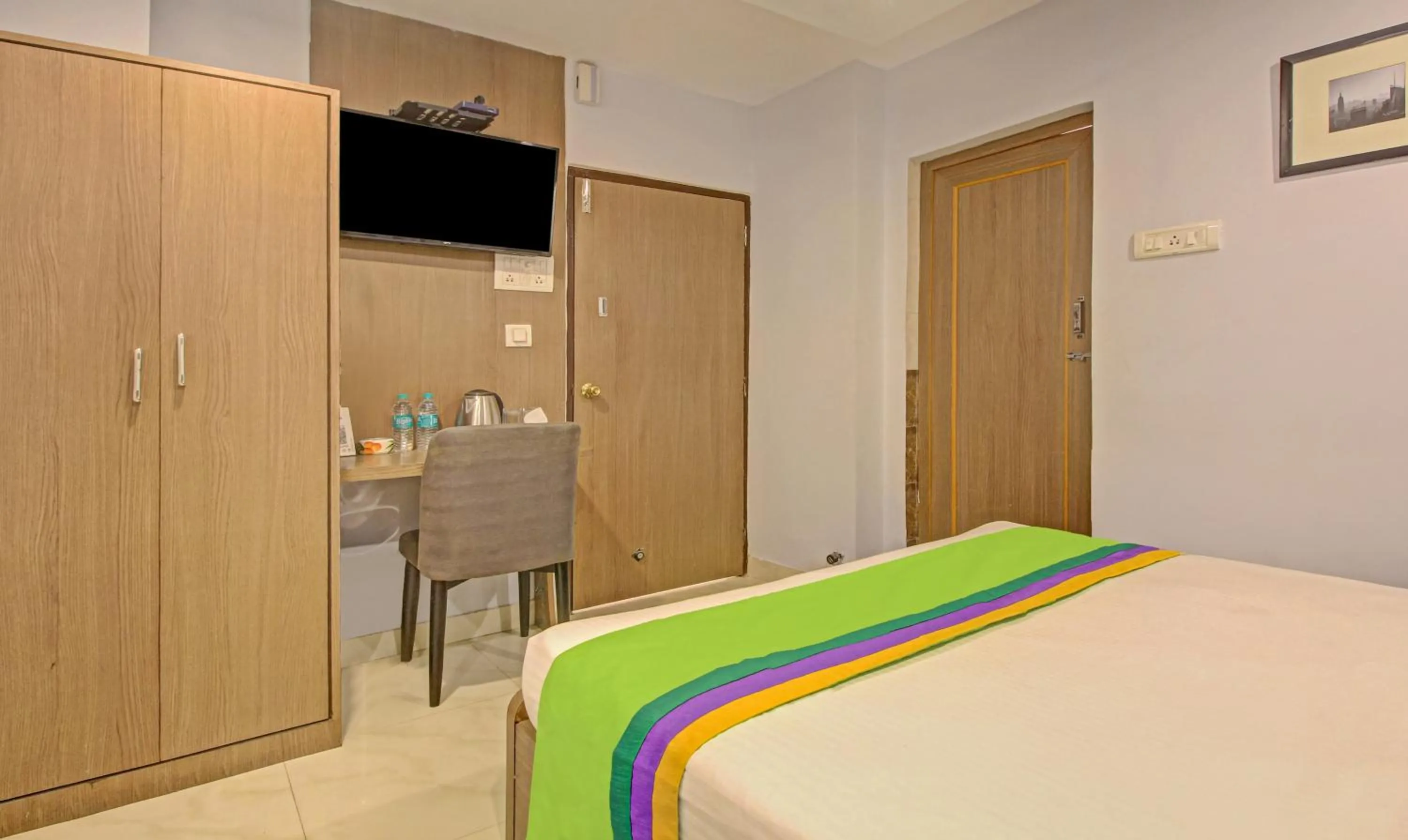 Bedroom, Bed in Hotel Royal Crowne near Kolkata Airport