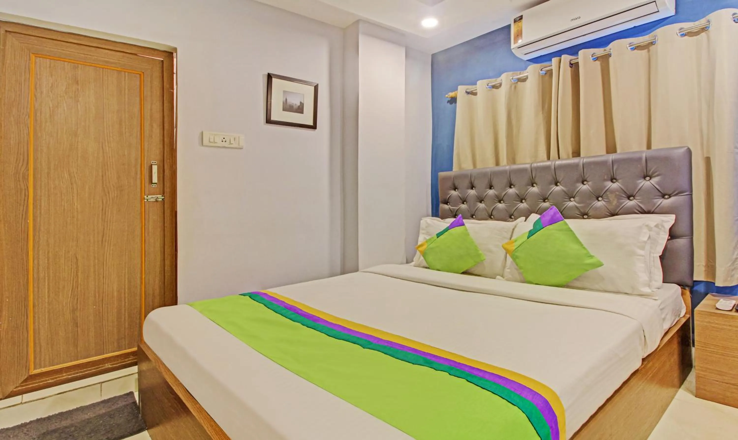 Bedroom, Bed in Hotel Royal Crowne near Kolkata Airport