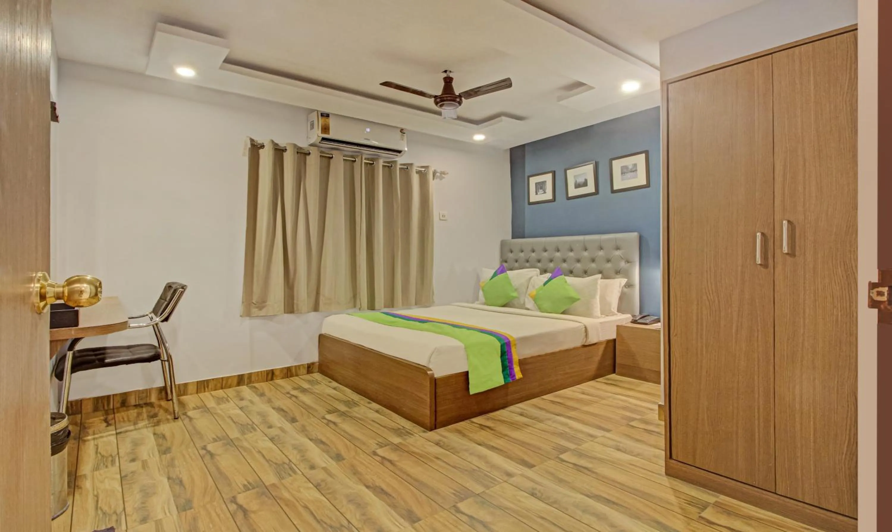 Bed in Hotel Royal Crowne near Kolkata Airport