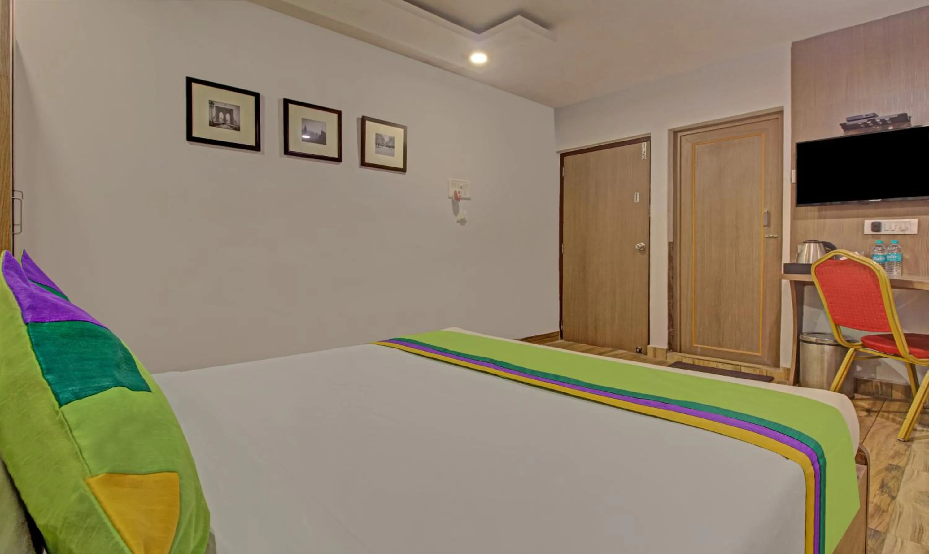 Bedroom, Bed in Hotel Royal Crowne near Kolkata Airport