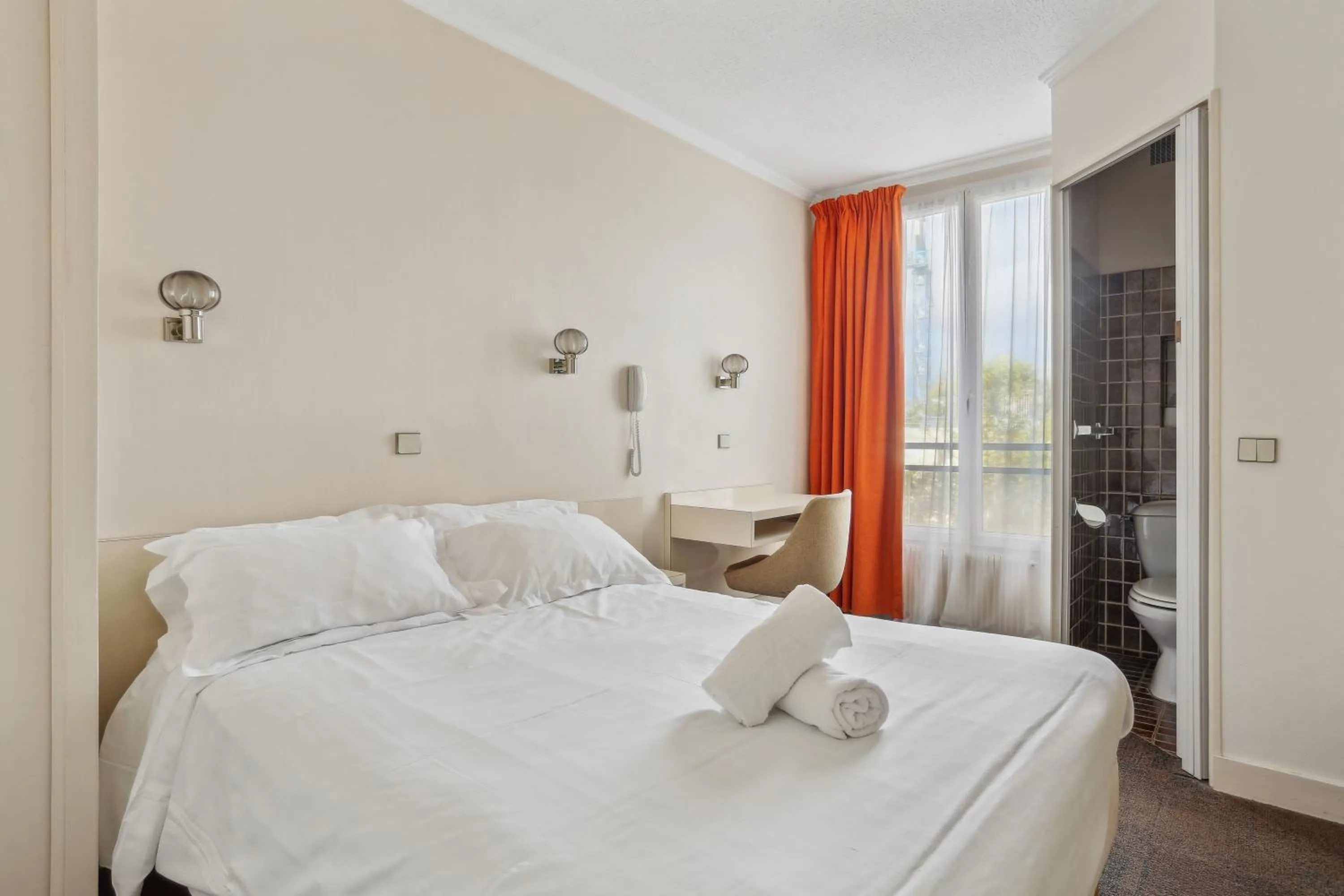 Bed in Hôtel Robespierre Ex Idéal hôtel Paris - Montreuil