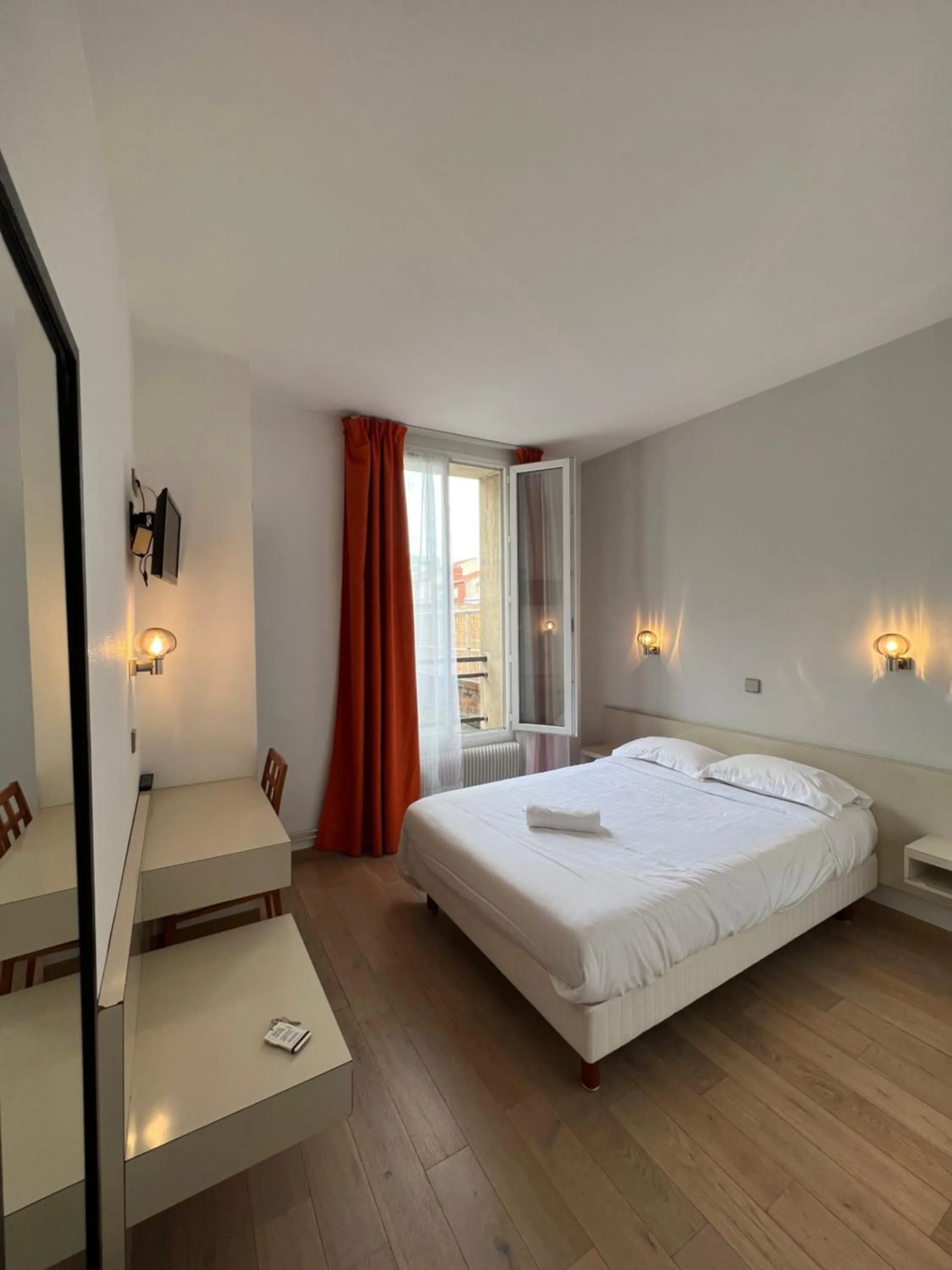 Bed in Hôtel Robespierre Ex Idéal hôtel Paris - Montreuil