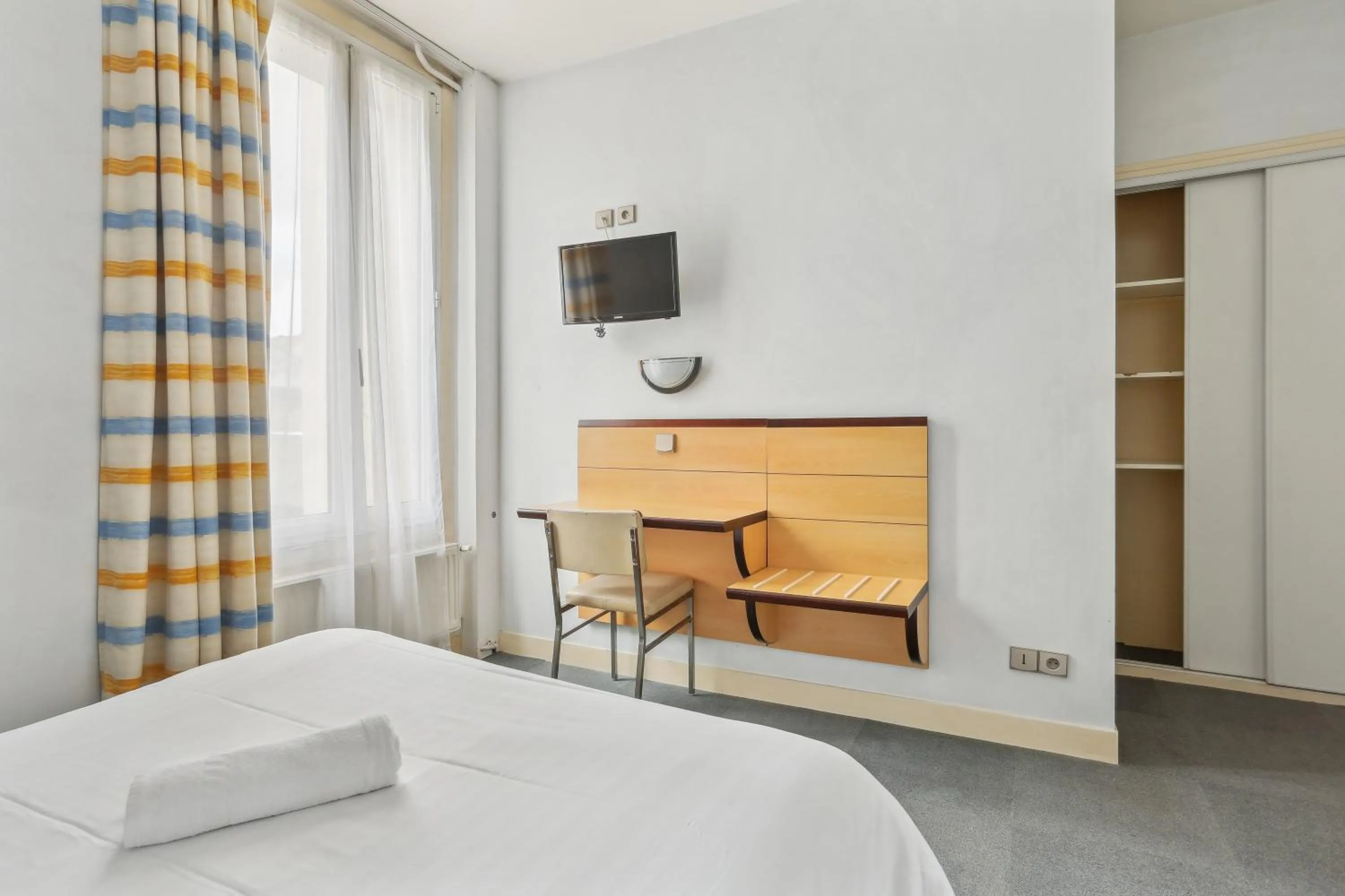 Bed in Hôtel Robespierre Ex Idéal hôtel Paris - Montreuil