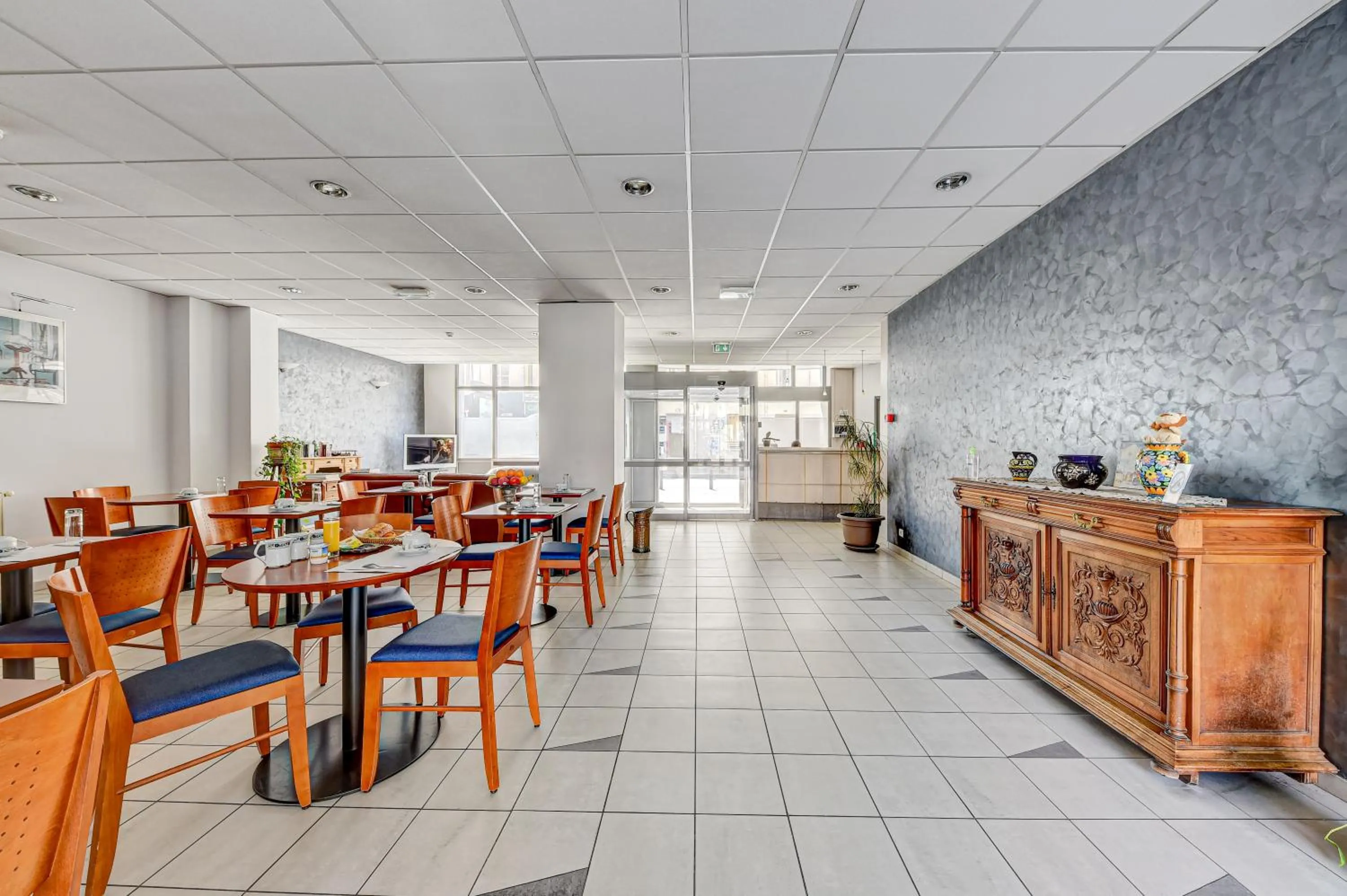 Lounge or bar in Hôtel Robespierre Ex Idéal hôtel Paris - Montreuil