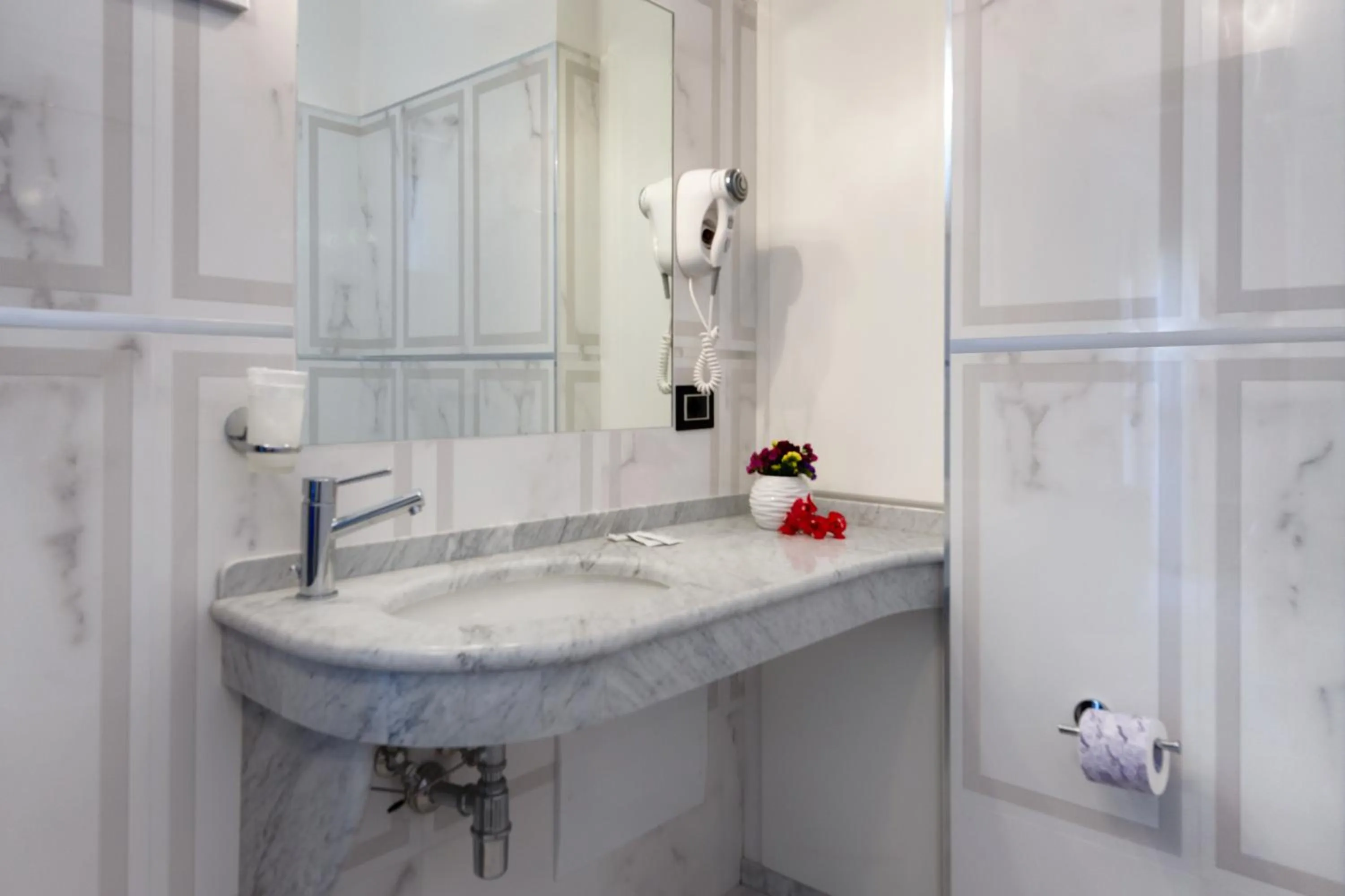 Bathroom in Hotel Luna Lido