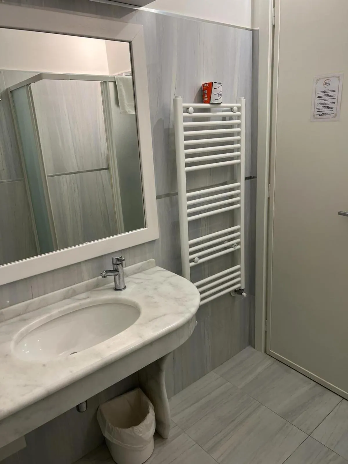 Bathroom in Hotel Luna Lido