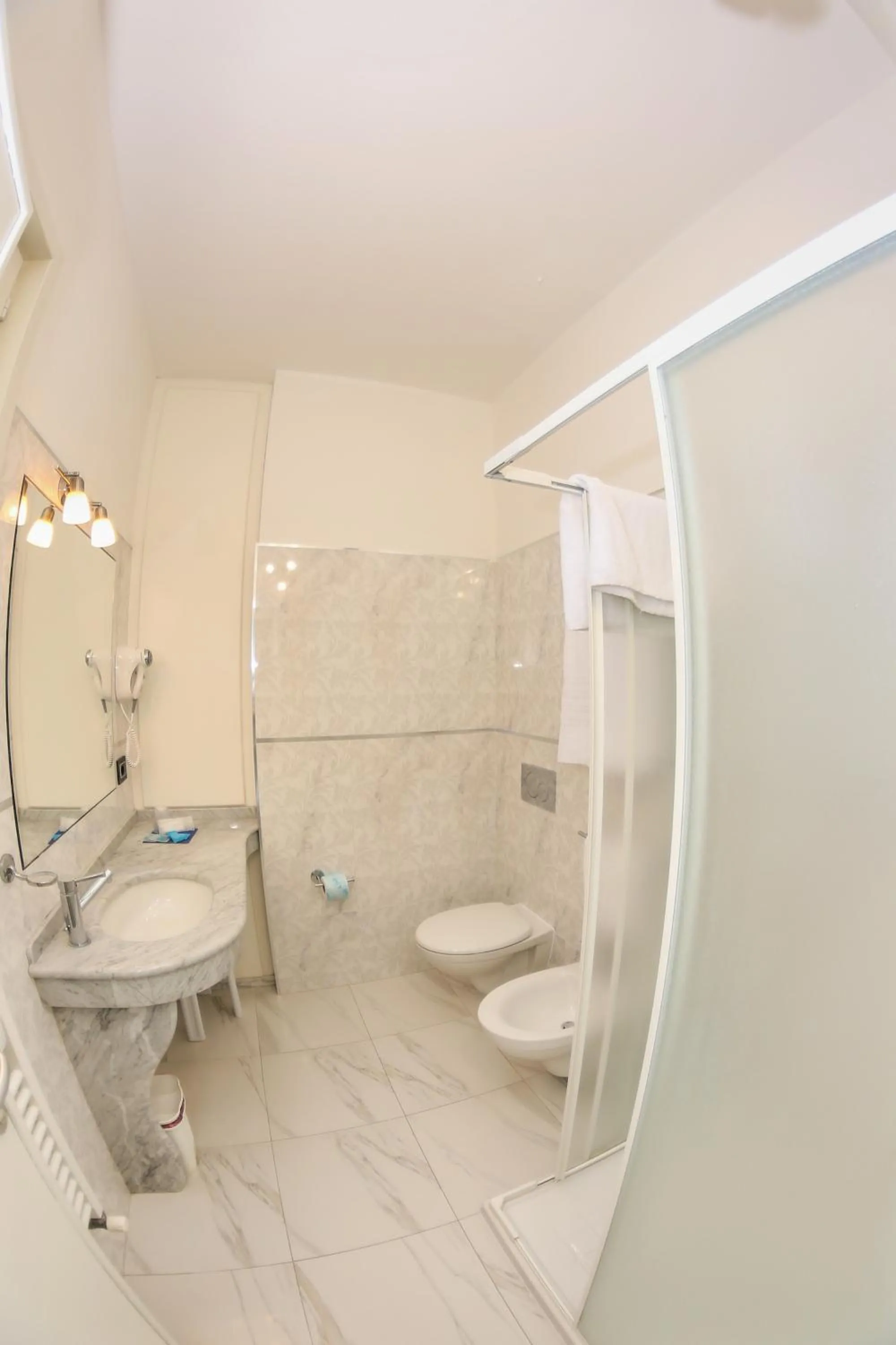Bathroom in Hotel Luna Lido