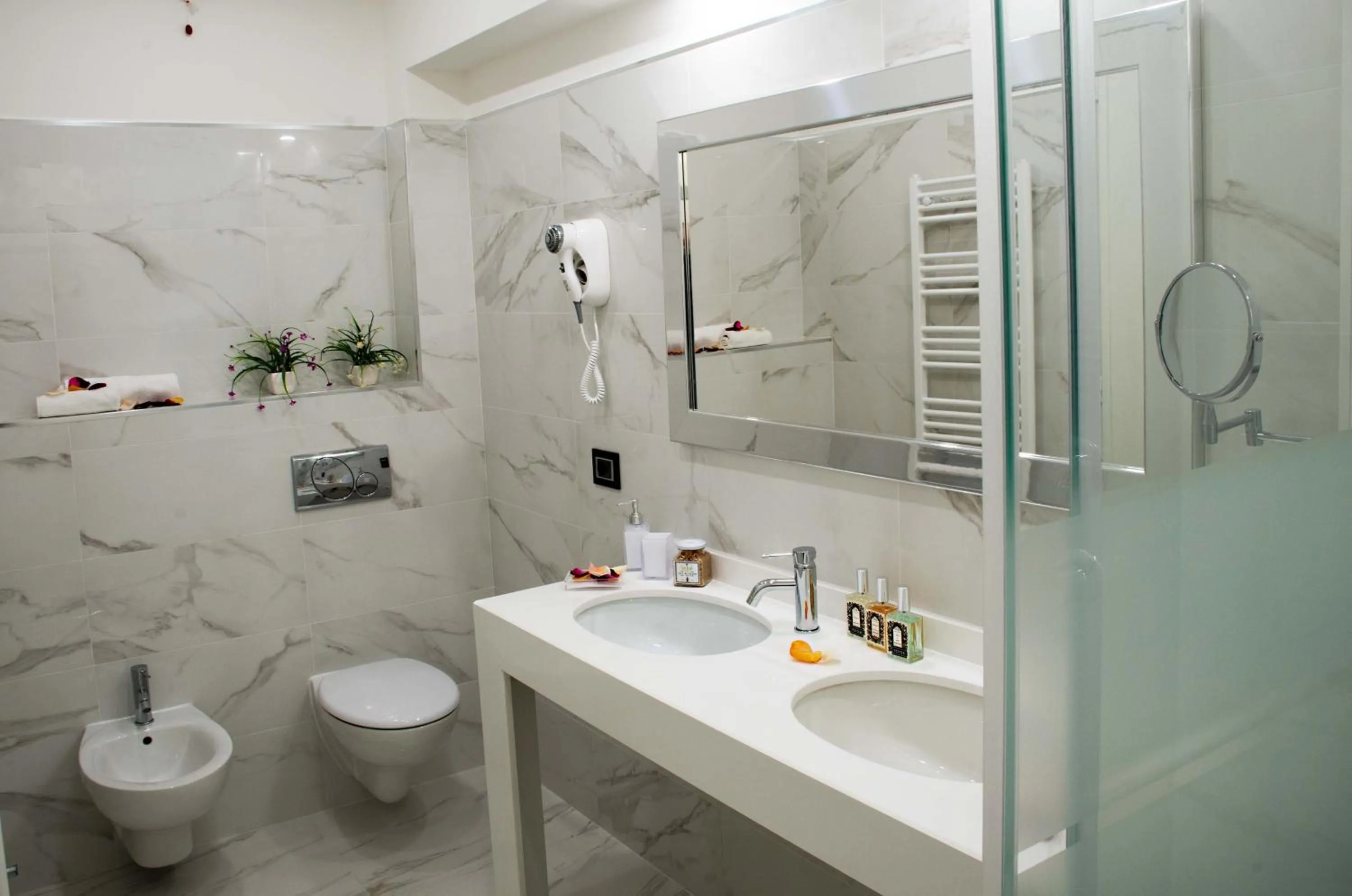 Shower in Hotel Luna Lido