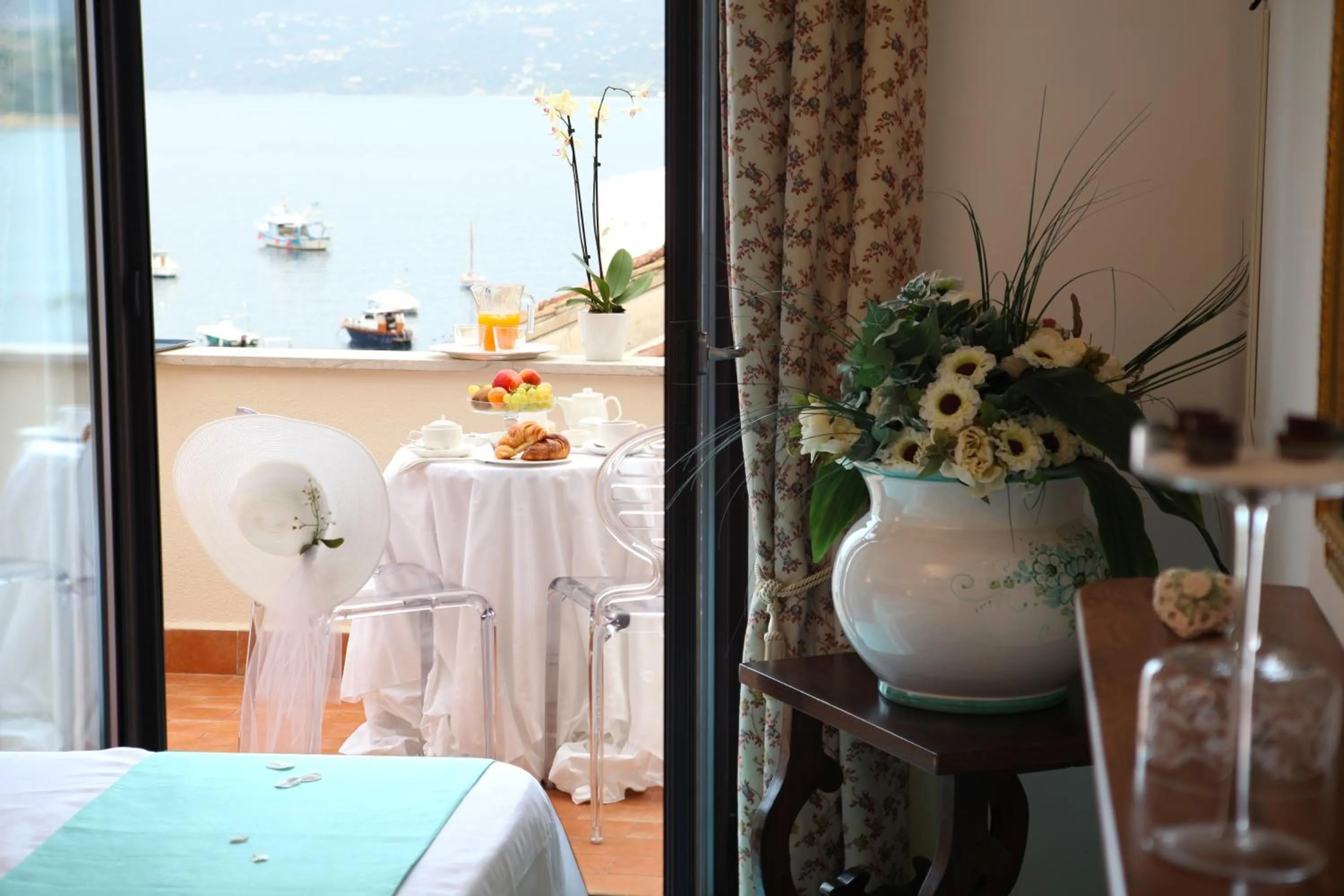 Balcony/Terrace, Bed in Hotel La Torre