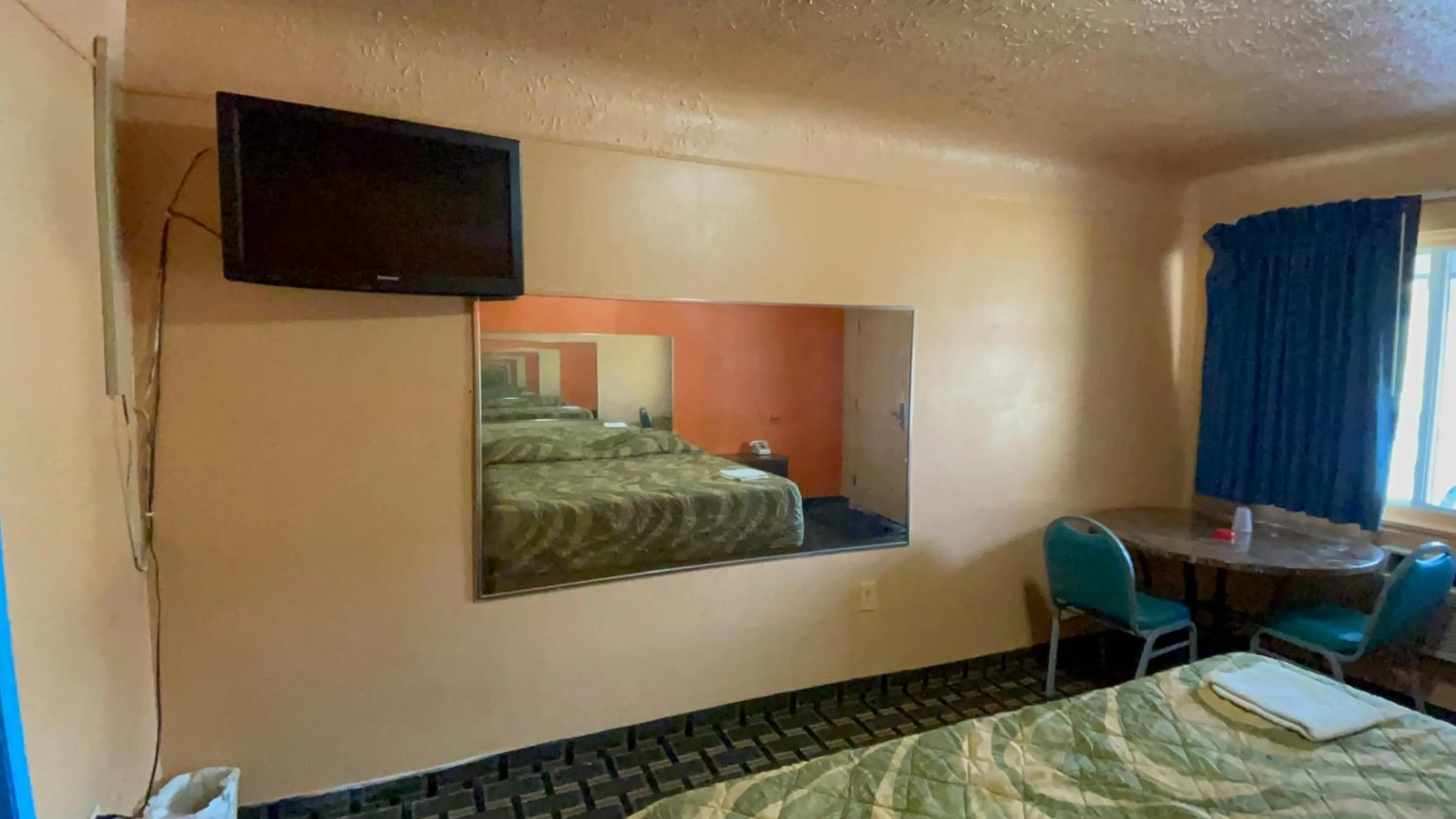Deluxe Inn Motel
