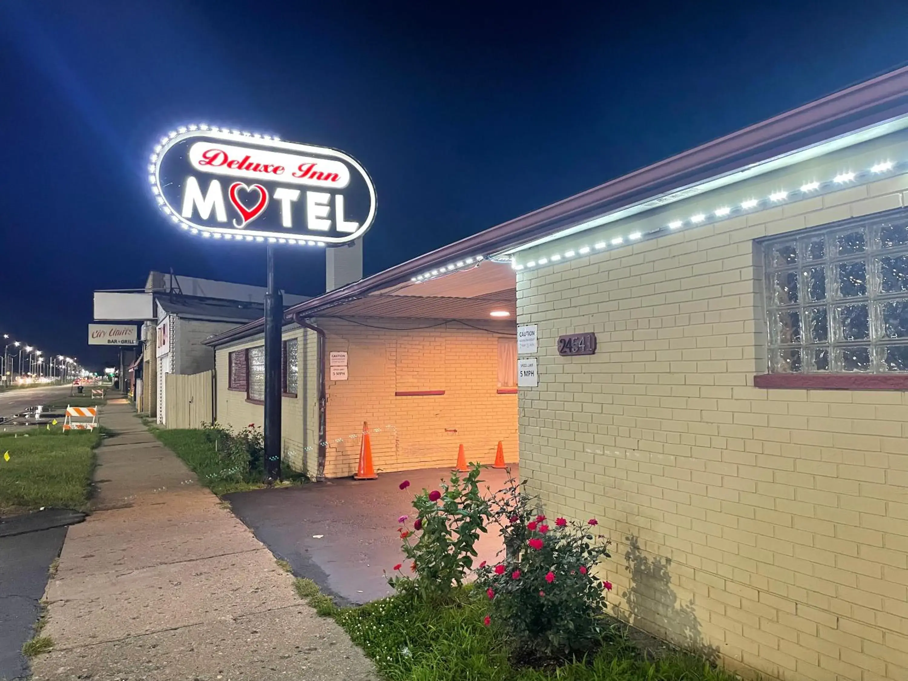 Deluxe Inn Motel Deluxe Inn Motel