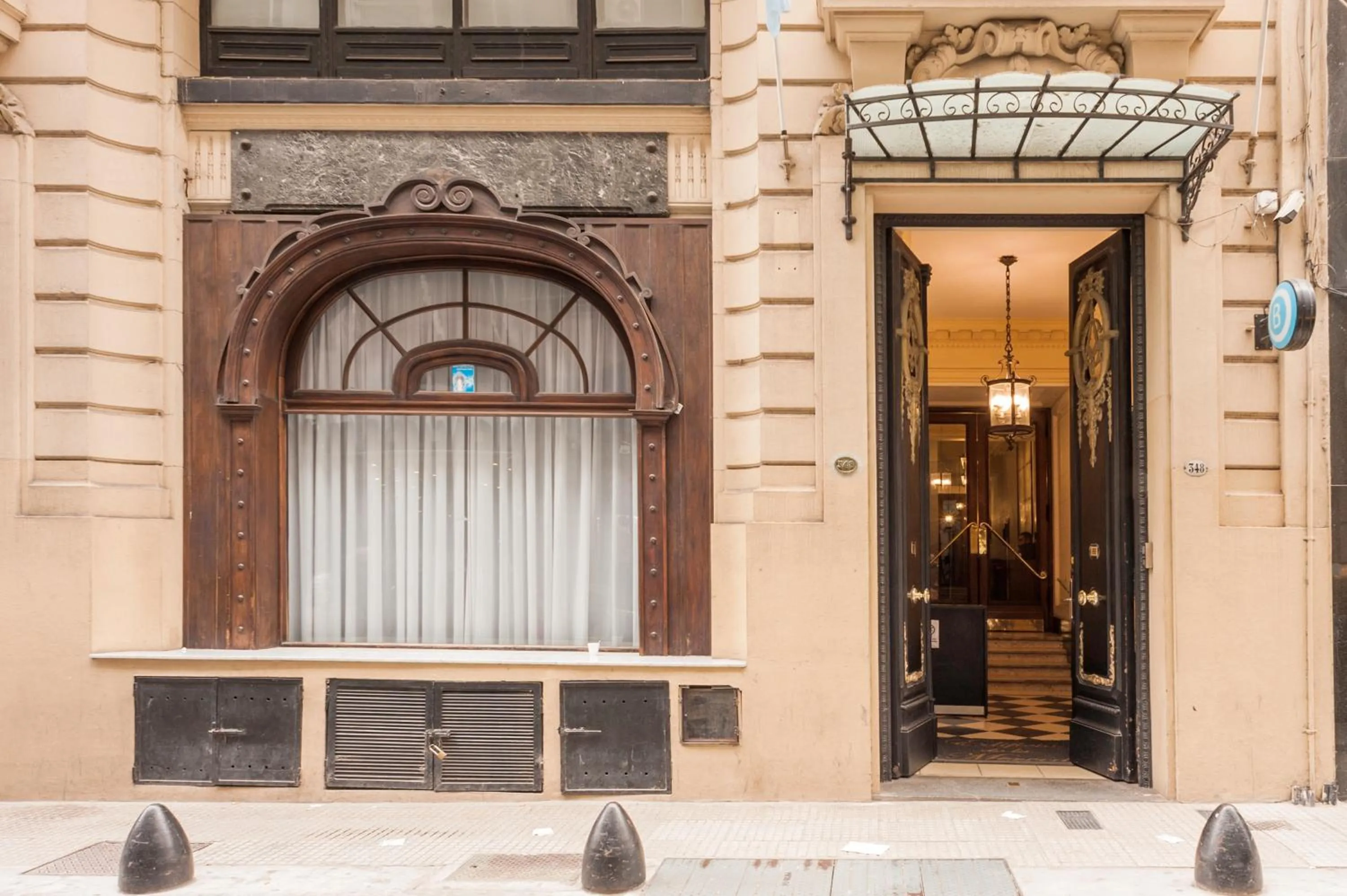 Facade/entrance in Sarmiento Flats
