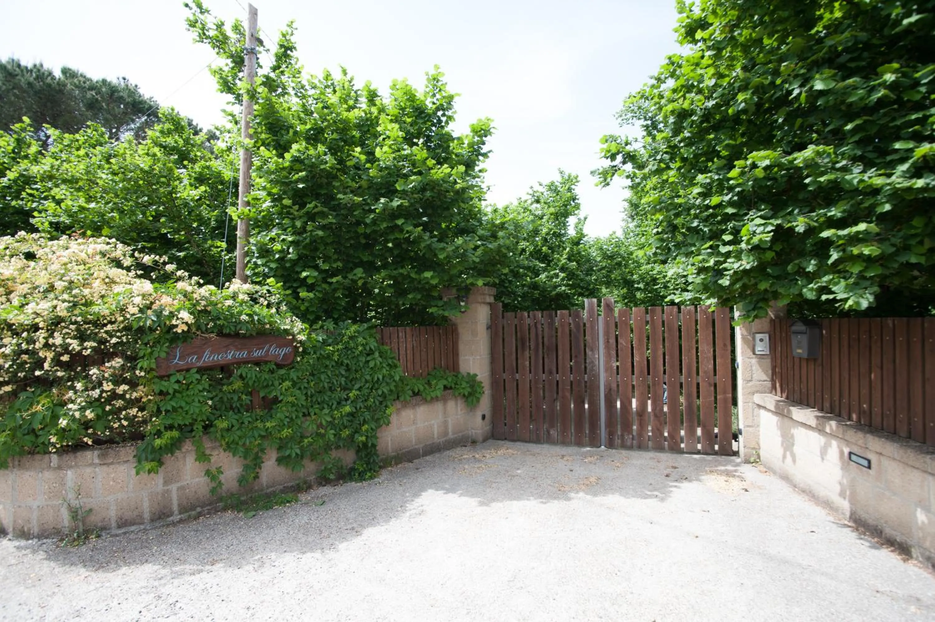 Facade/entrance in La Finestra sul Lago