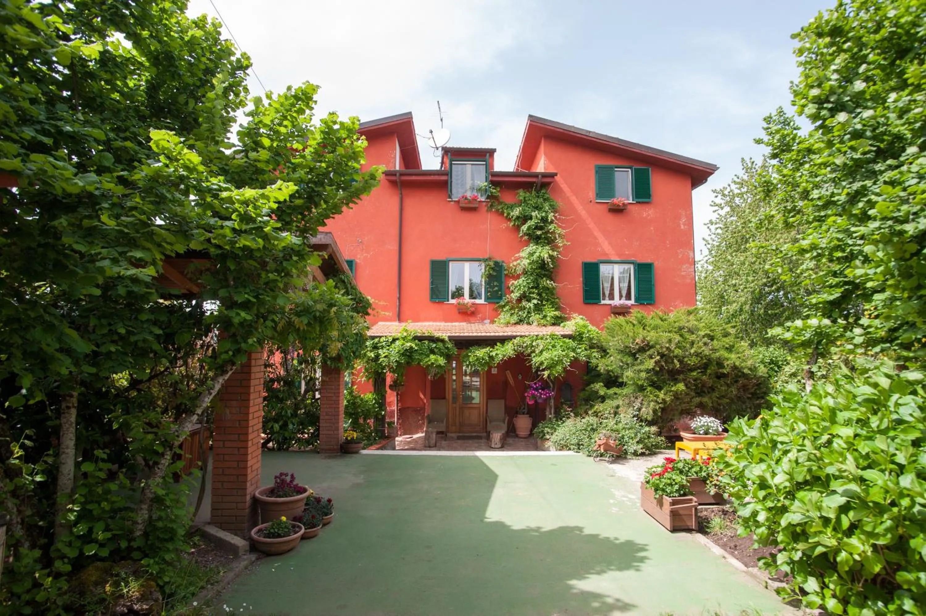 Facade/entrance in La Finestra sul Lago