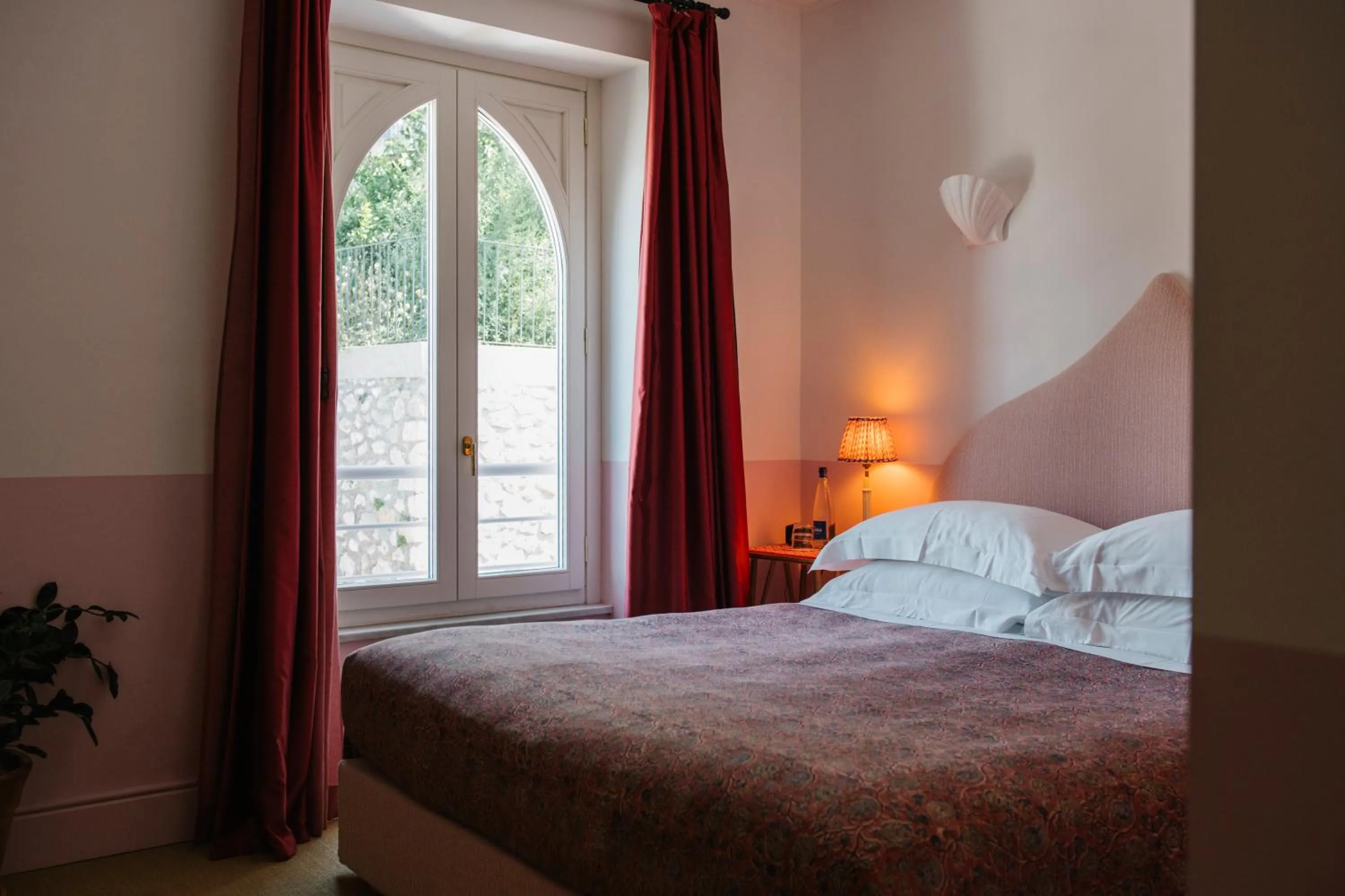 Bed in Il Capri Hotel