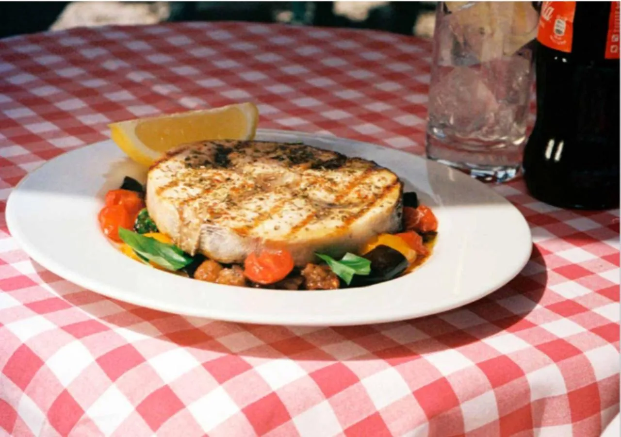 Restaurant/places to eat in Il Capri Hotel