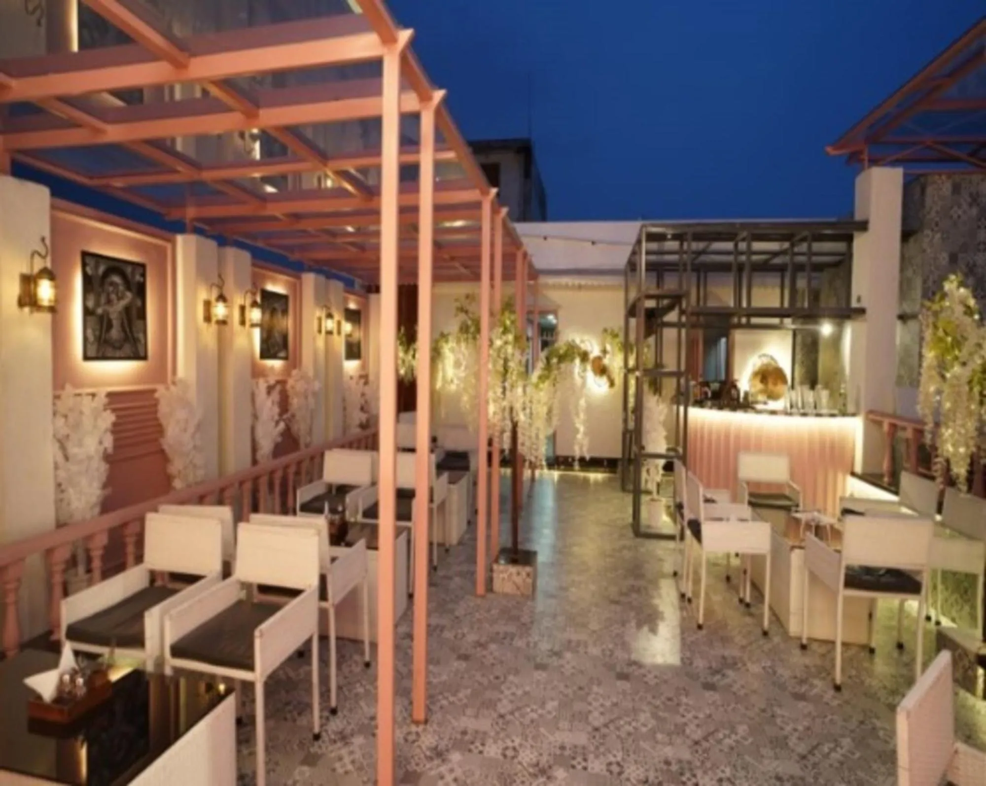 Restaurant/places to eat in Hotel Nikhil Regency