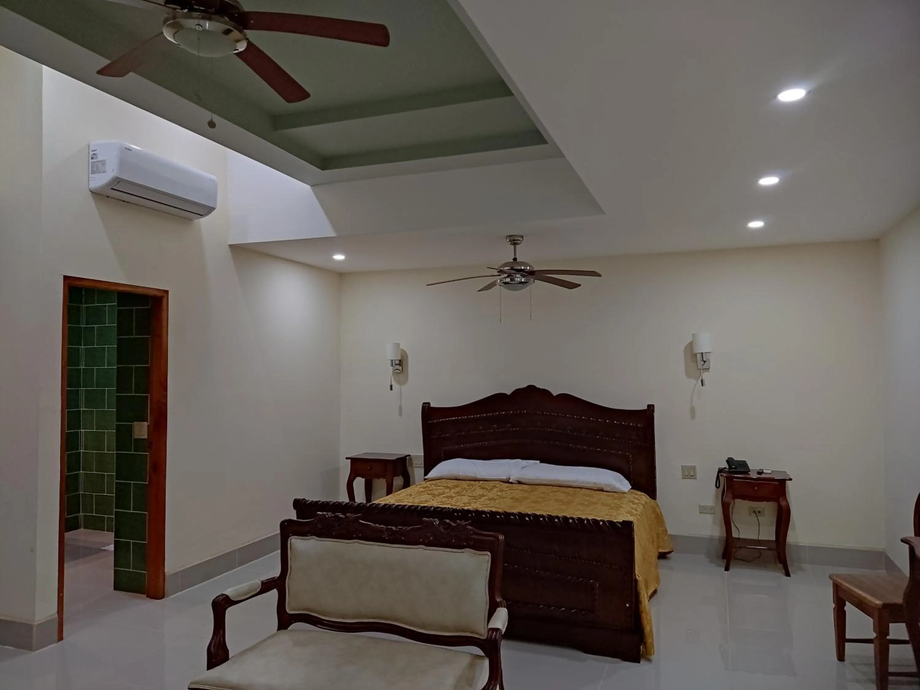 air conditioner, Bed in GRAN HOTEL VICTORIA