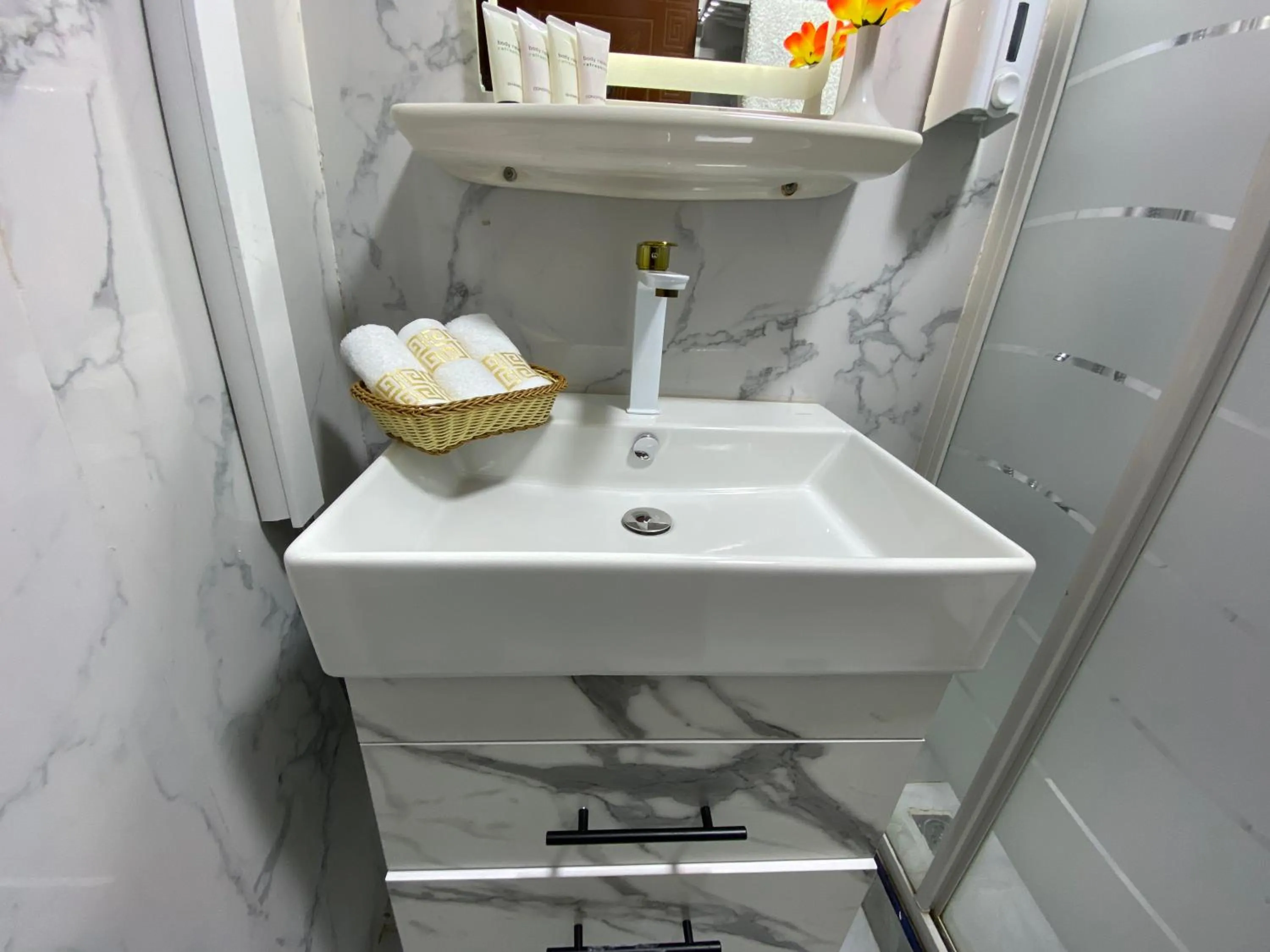 Bathroom in Golden Pyramids Inn