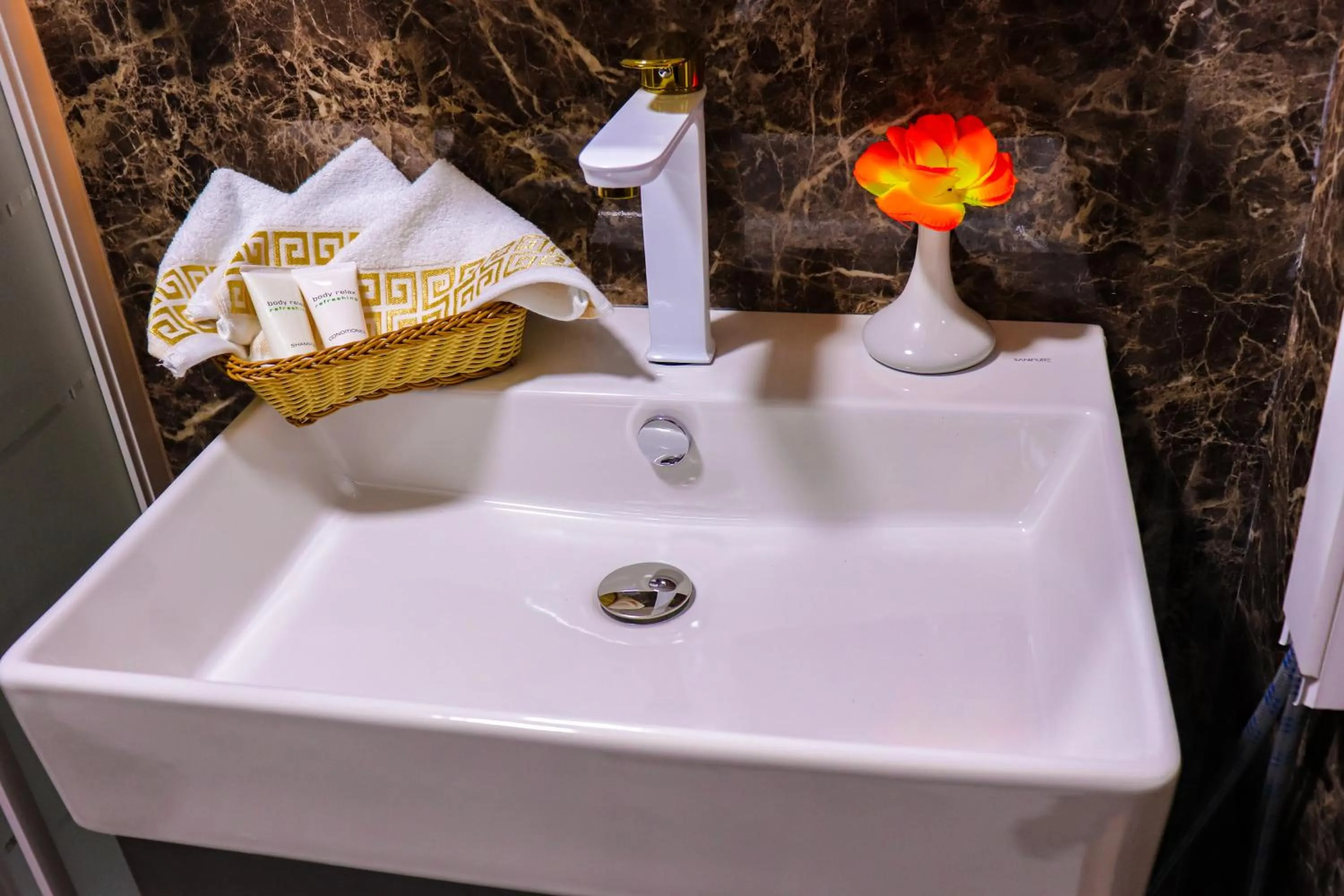 Bathroom in Golden Pyramids Inn