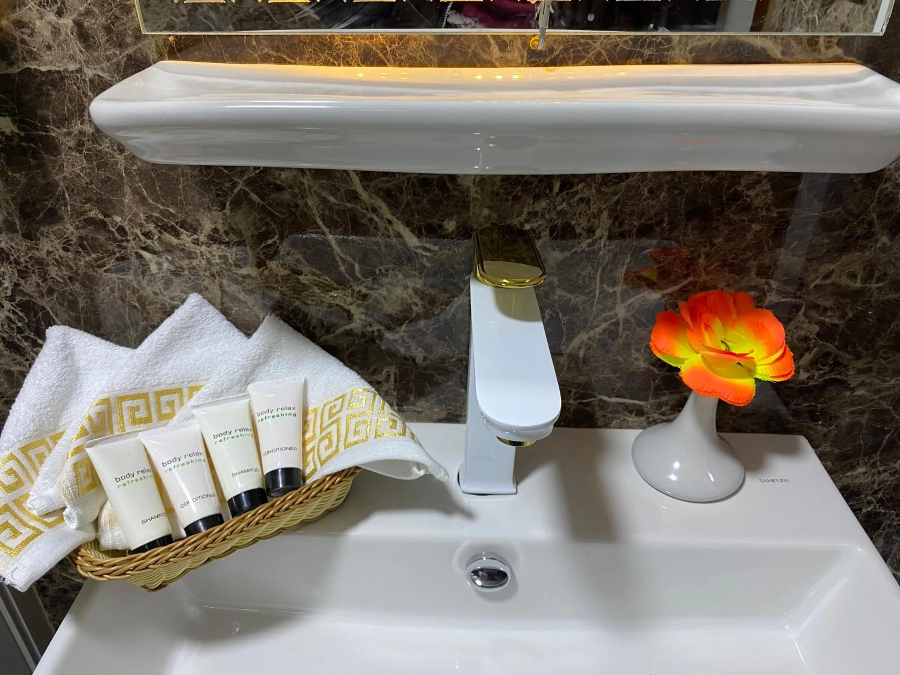 Bathroom in Golden Pyramids Inn