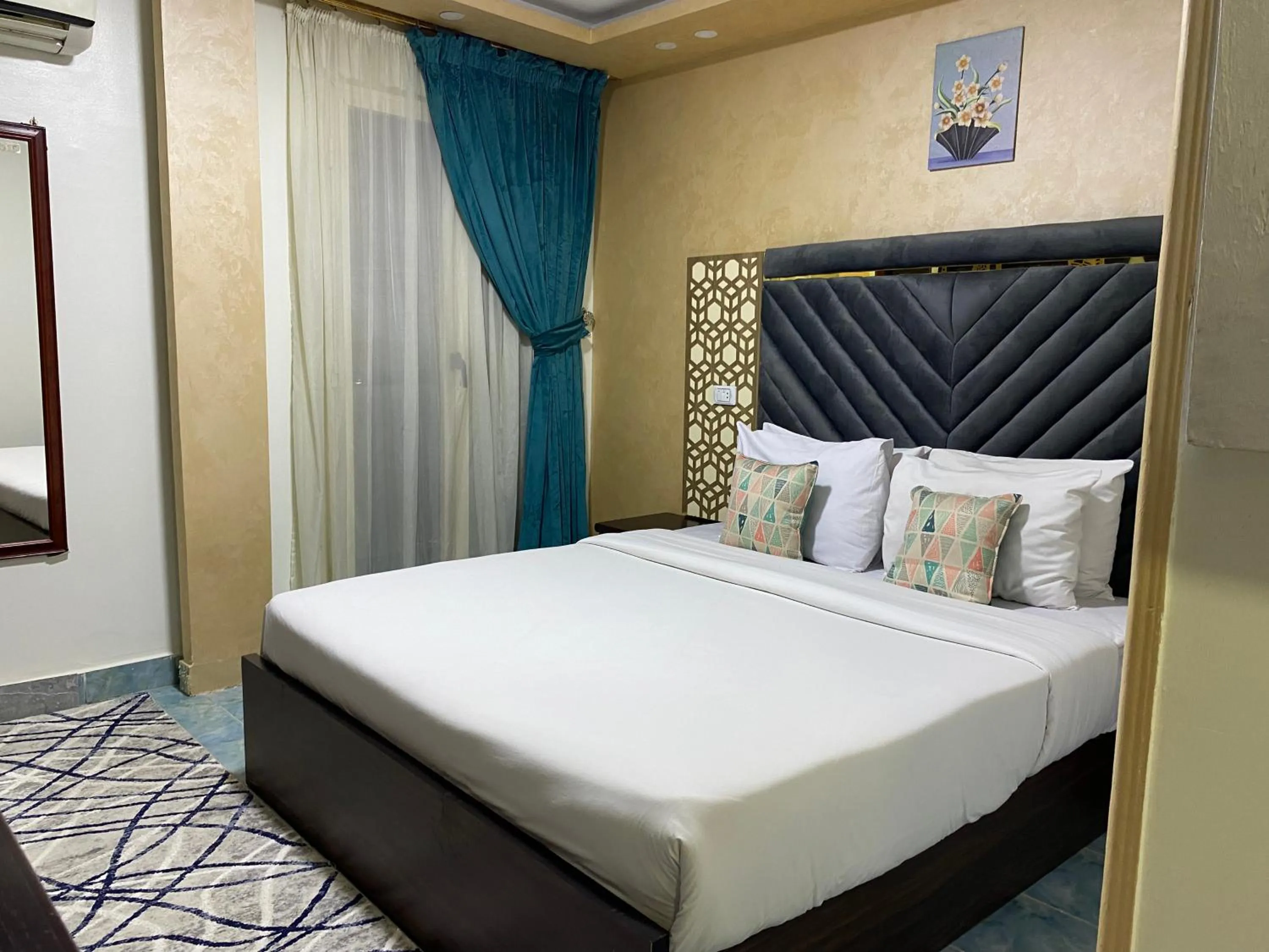 Photo of the whole room, Bed in Golden Pyramids Inn