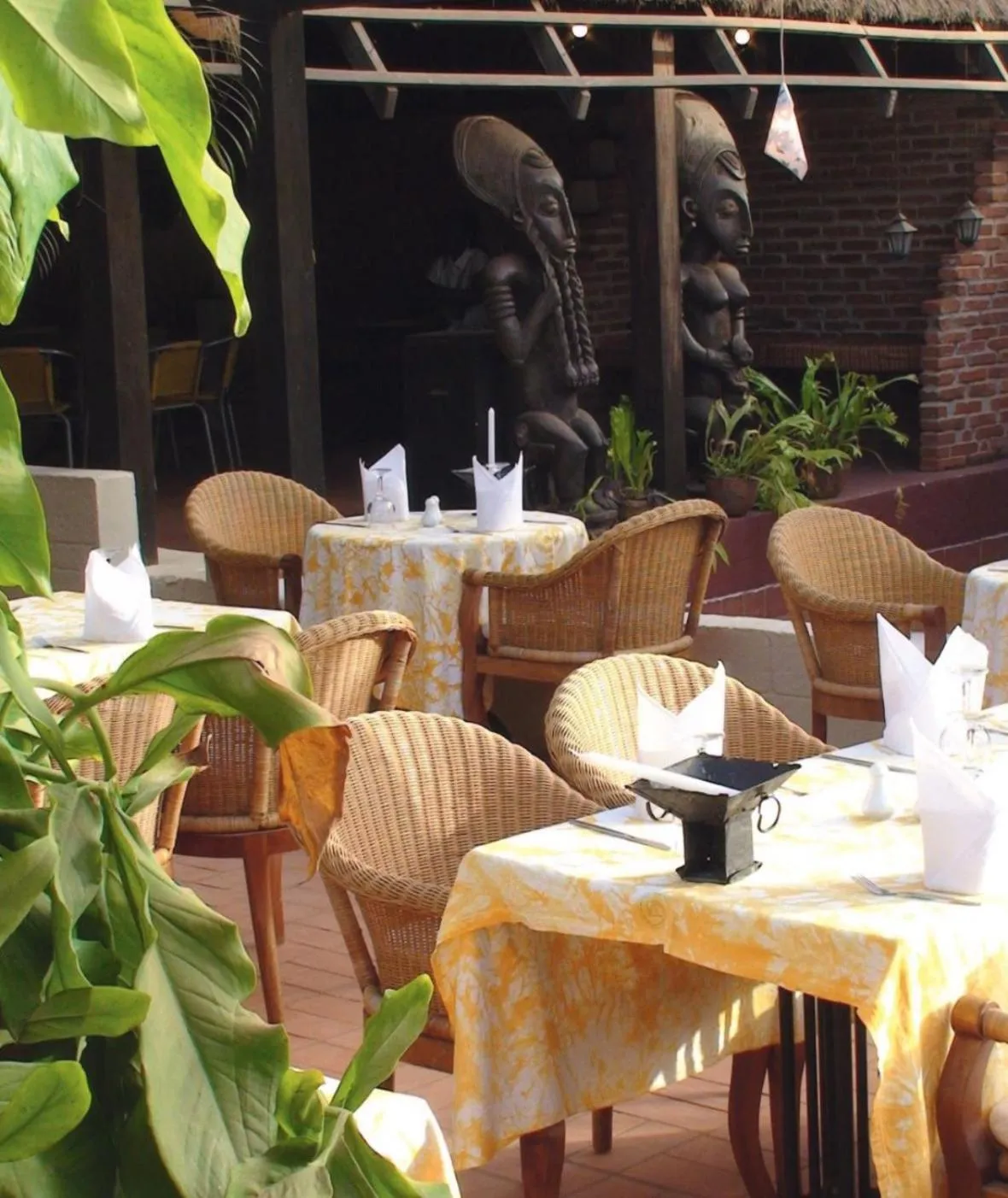 Restaurant/places to eat in Bakotu Hotel