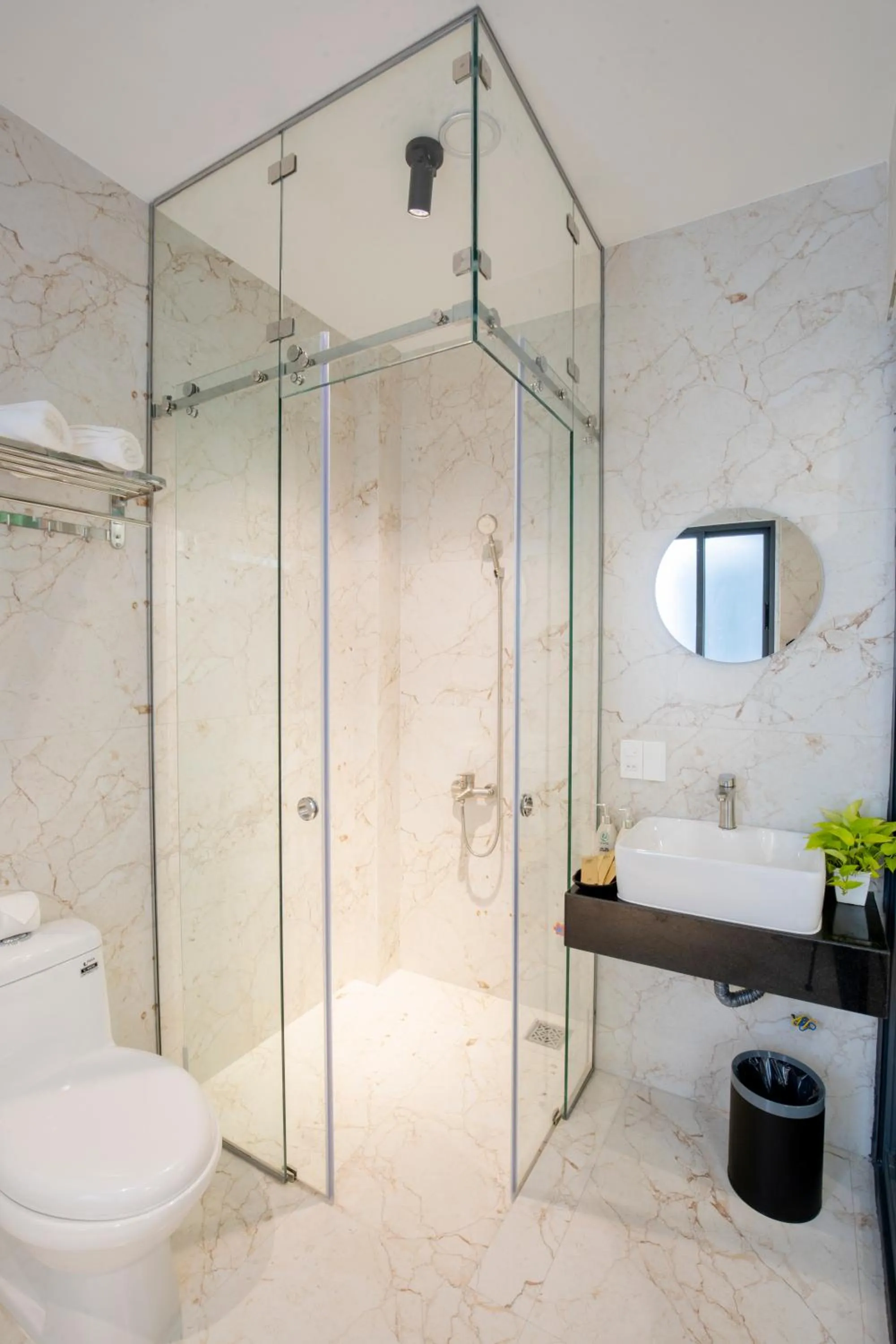 Bathroom in LÁ HOTEL RIVERSIDE