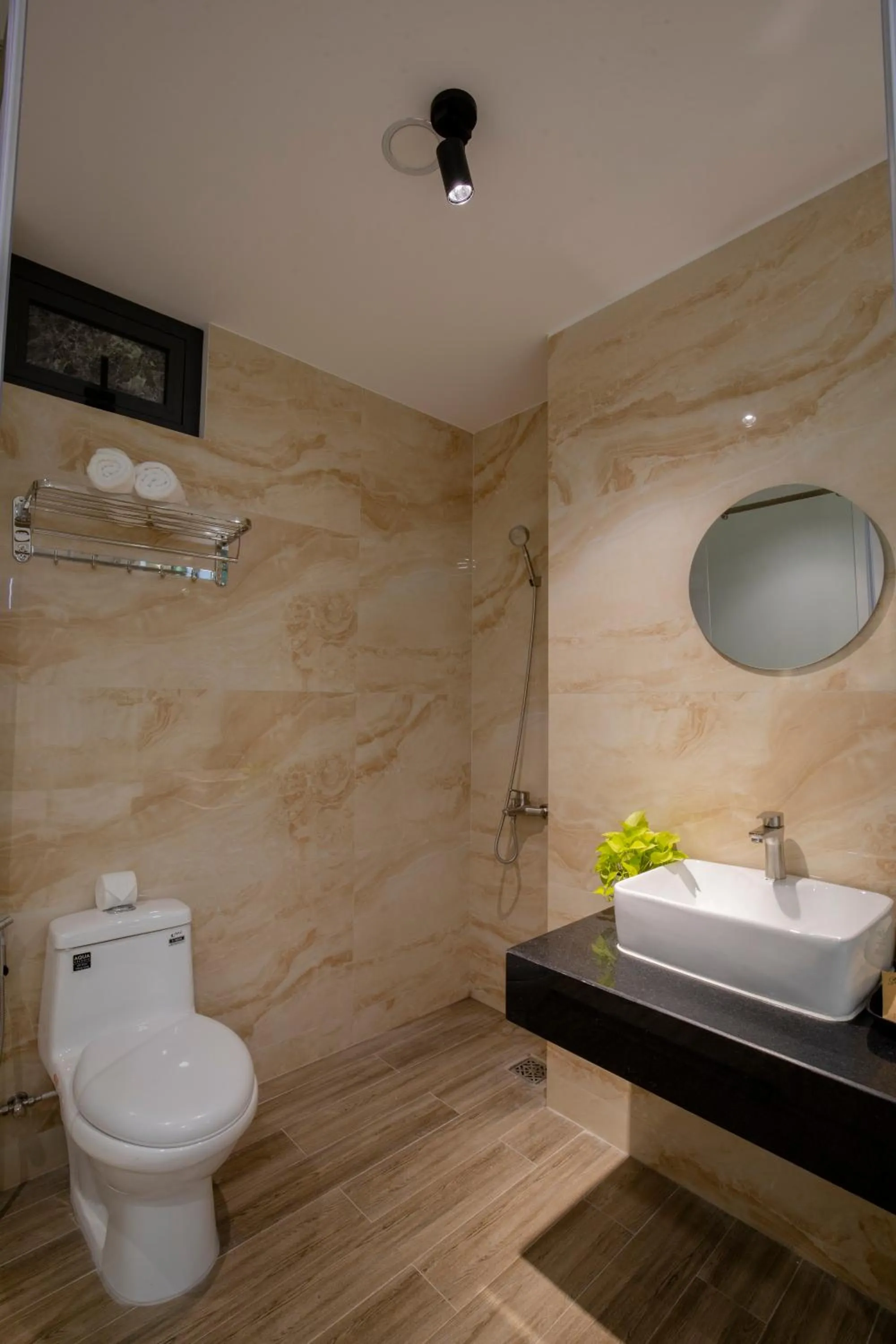 Bathroom in LÁ HOTEL RIVERSIDE