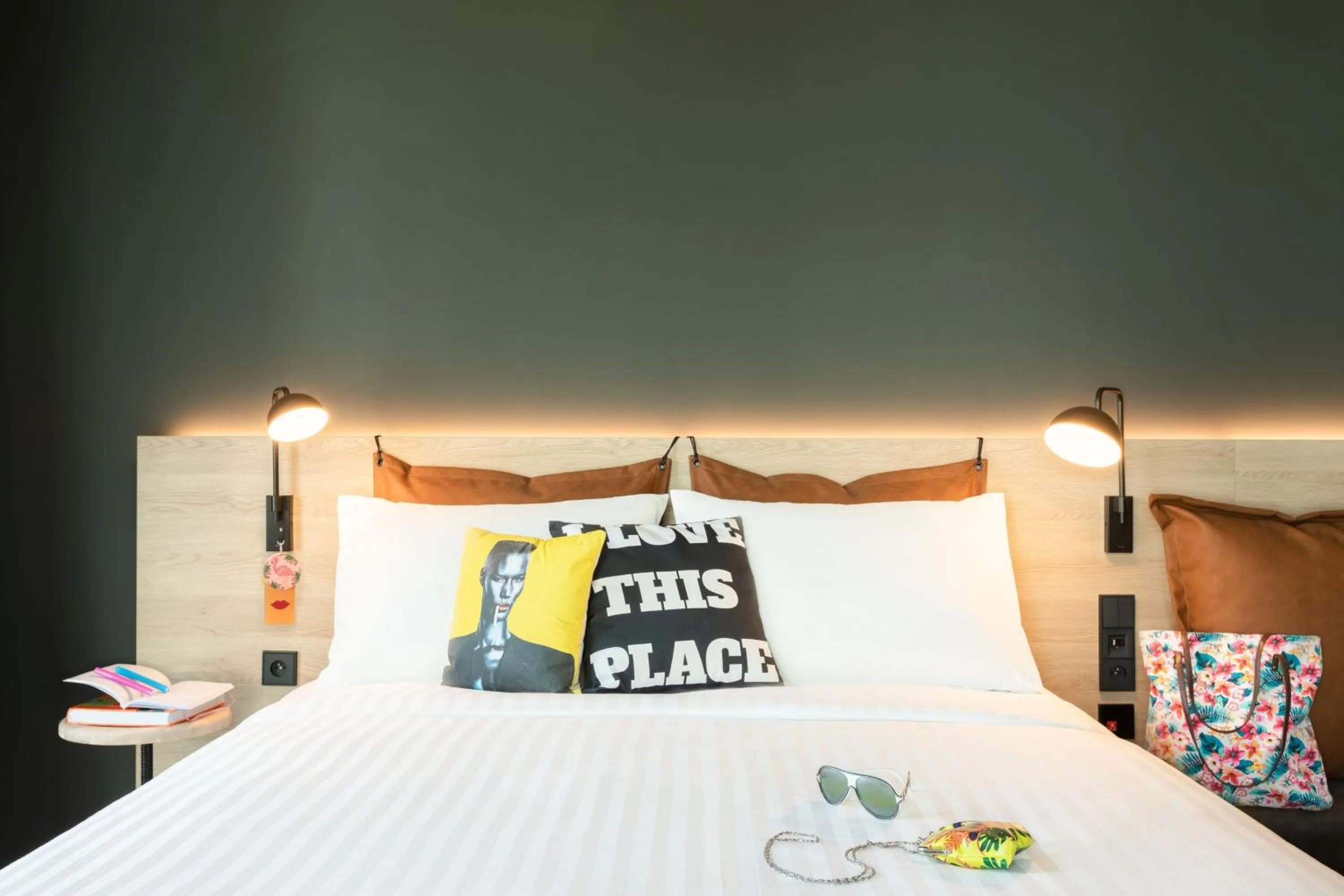 Bedroom, Bed in Moxy Paris Val d'Europe