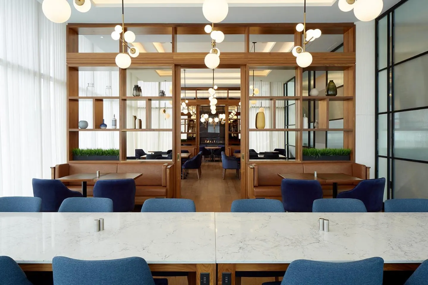 Breakfast in Courtyard Montreal Midtown