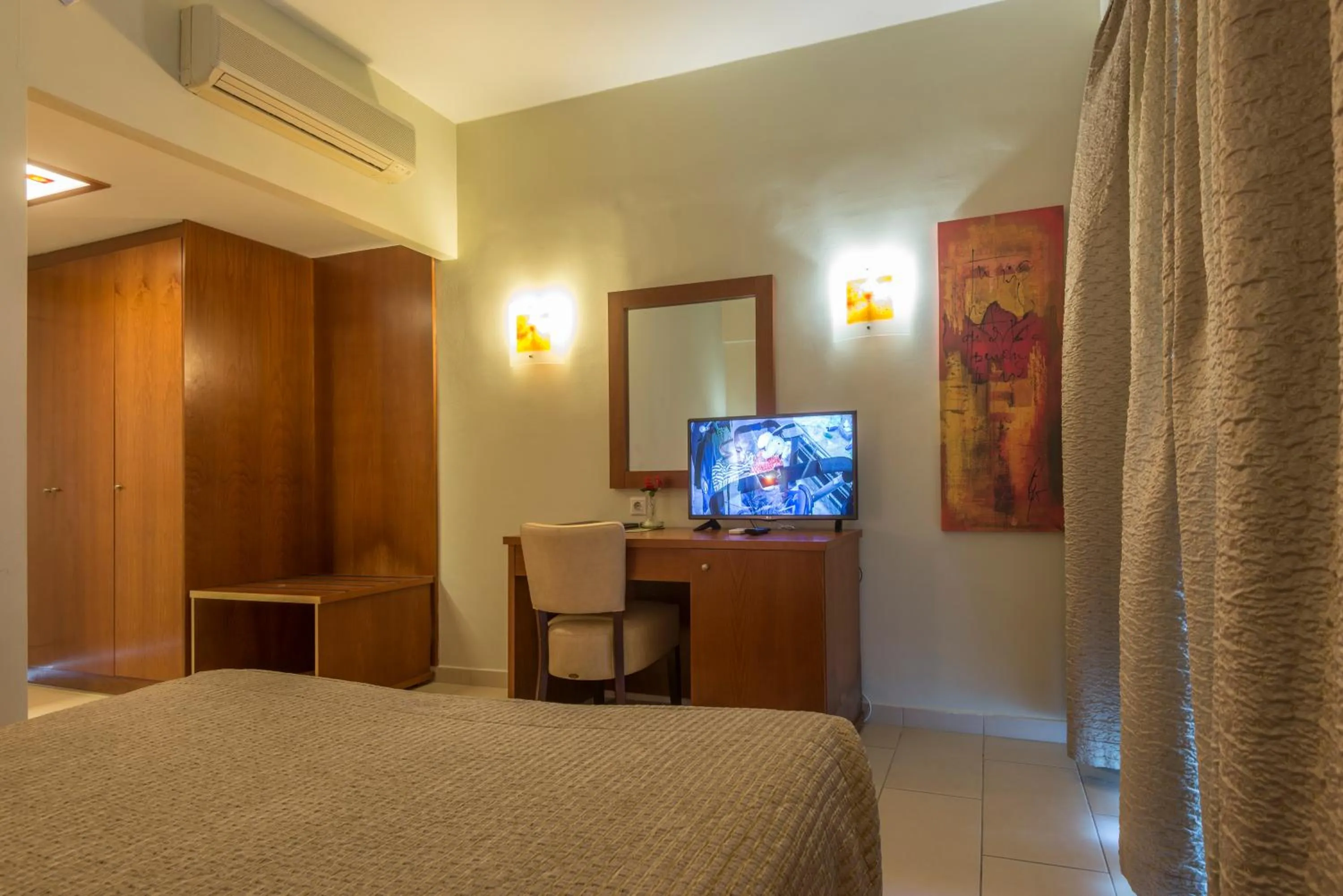 Photo of the whole room in SANDY BEACH